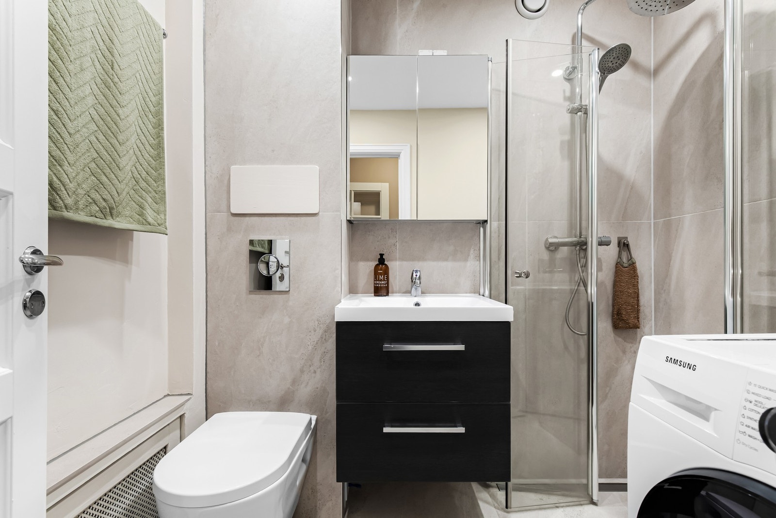 Delikat flislagt baderom med varmekabler i gulv, opplyst å være pusset opp i 2020 i regi av forrige eier. Galleribilde