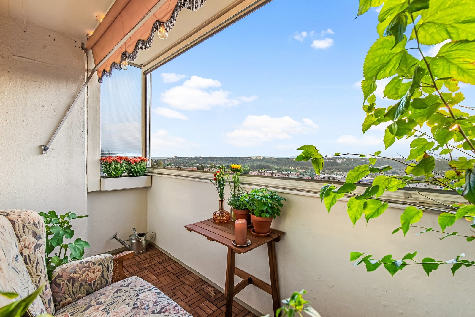 Her kan du nyte utsikten og ettermiddagssolen. Det er tillatt å grille med gass-/elektrisk grill. Galleribilde