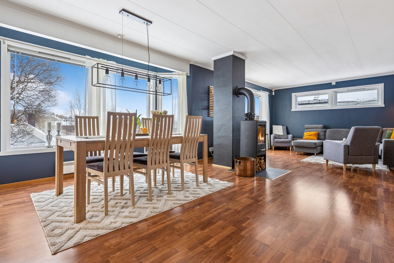 Store vinduer gir flott lysinnslipp og en luftig romfølelse Galleribilde