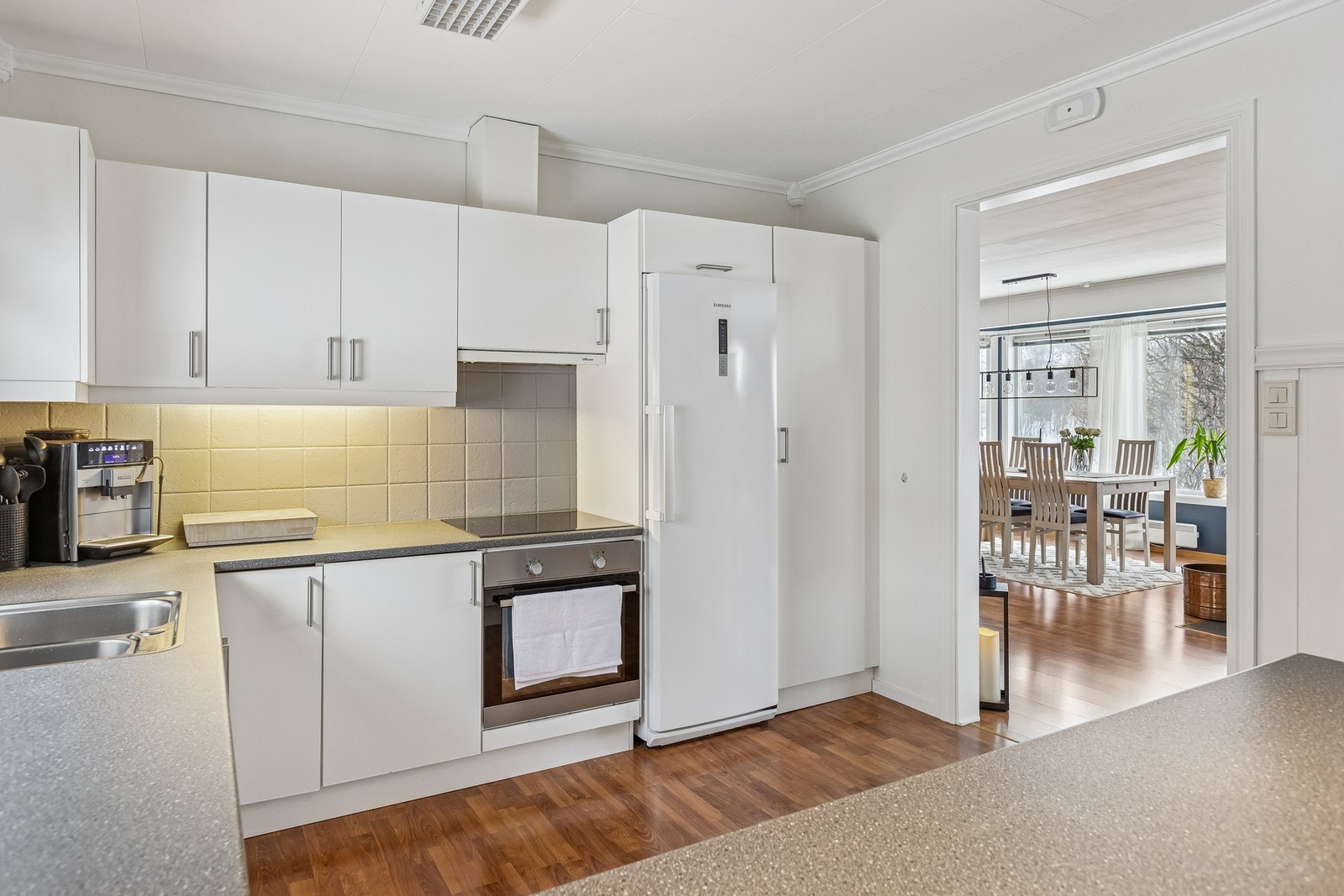 Fliser over benk gir et tidløst og moderne uttrykk Galleribilde