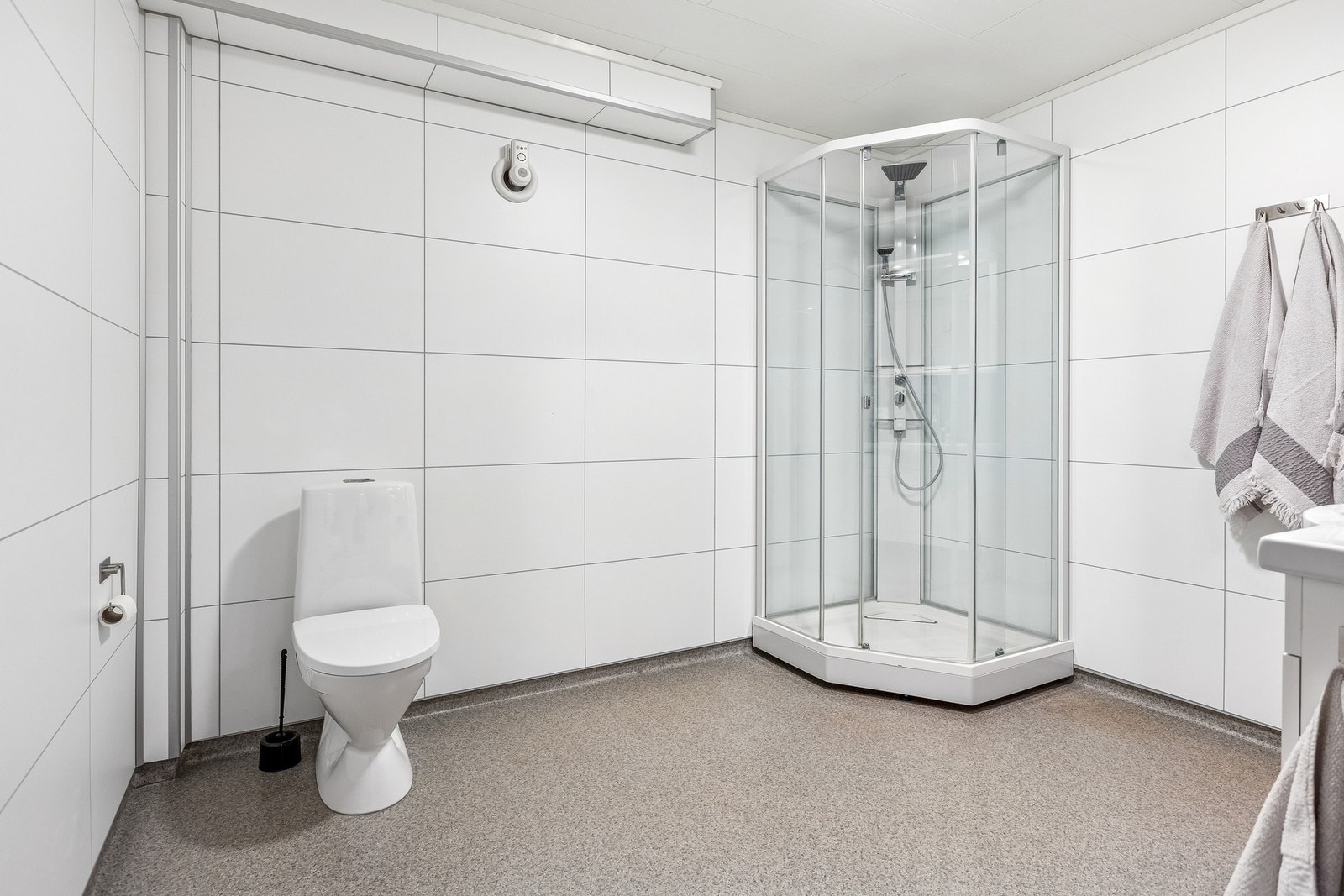 Våtrommet er oppgradert i 2015 iflg. eier. Det er vinylbelegg med varmekabler på guvet Galleribilde