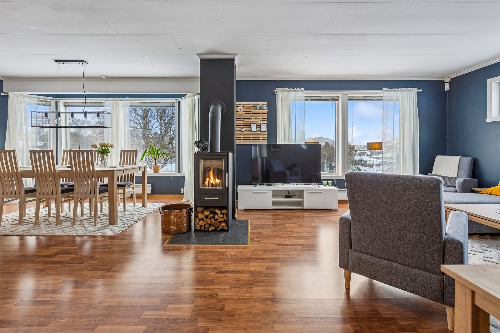 Innbydende og romslig stue med god plass til både sofagruppe og spisestue Galleribilde