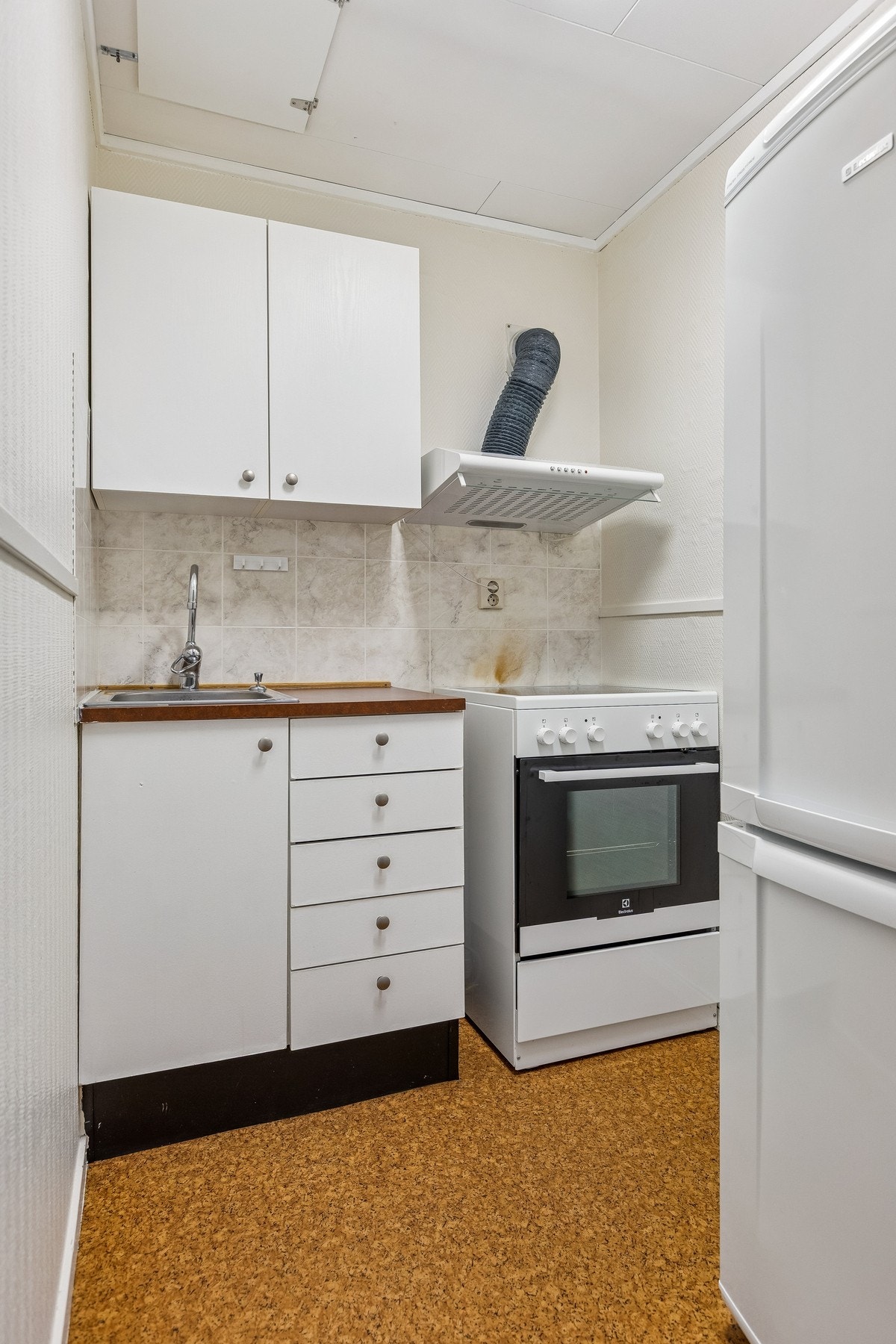 Bod brukt som kjøkken i utleiedel (ikke søkt om rom for varig opphold) - hvitevarene på kjøkkenet følger med Galleribilde