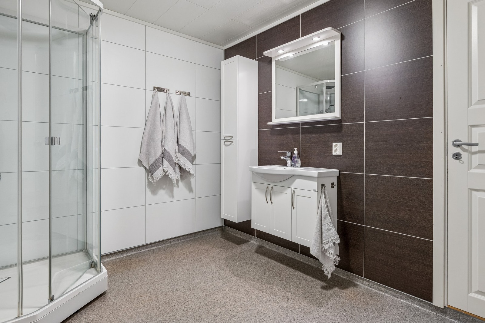 Underetasje - Praktisk bad med dusjkabinett og alle nødvendige funksjoner Galleribilde