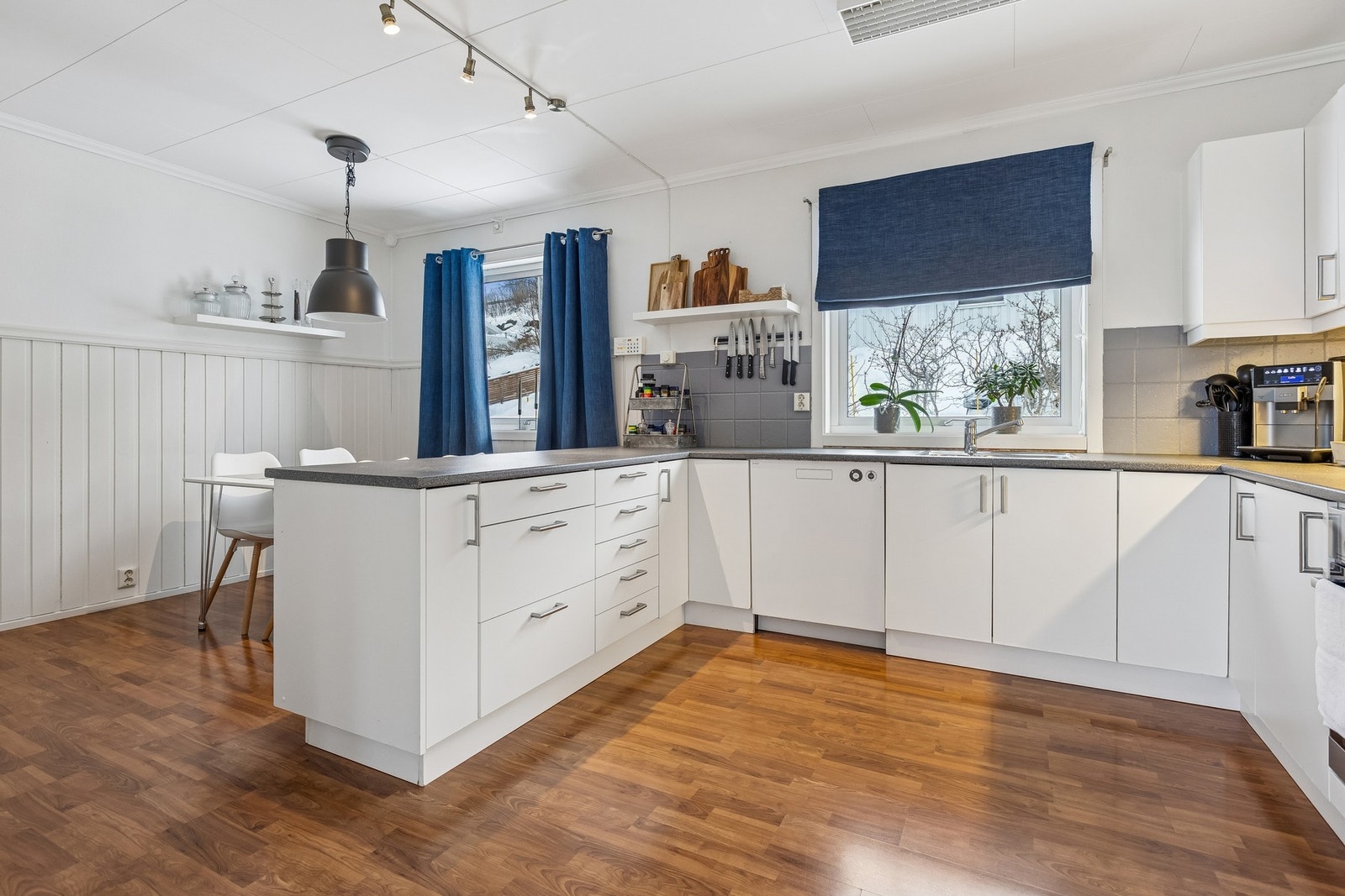 Et lettstelt og funksjonelt kjøkken som dekker hele familiens behov Galleribilde