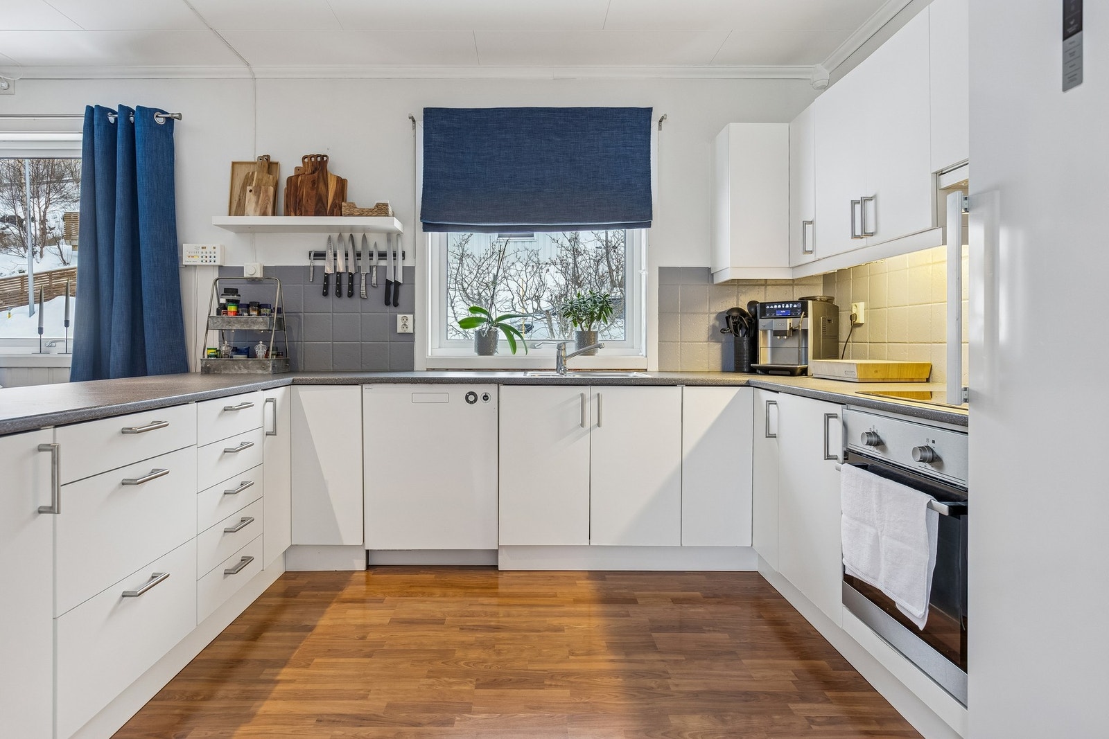 Stilrent kjøkken fra ca. 2005 med lyse fronter og god arbeidsflate Galleribilde