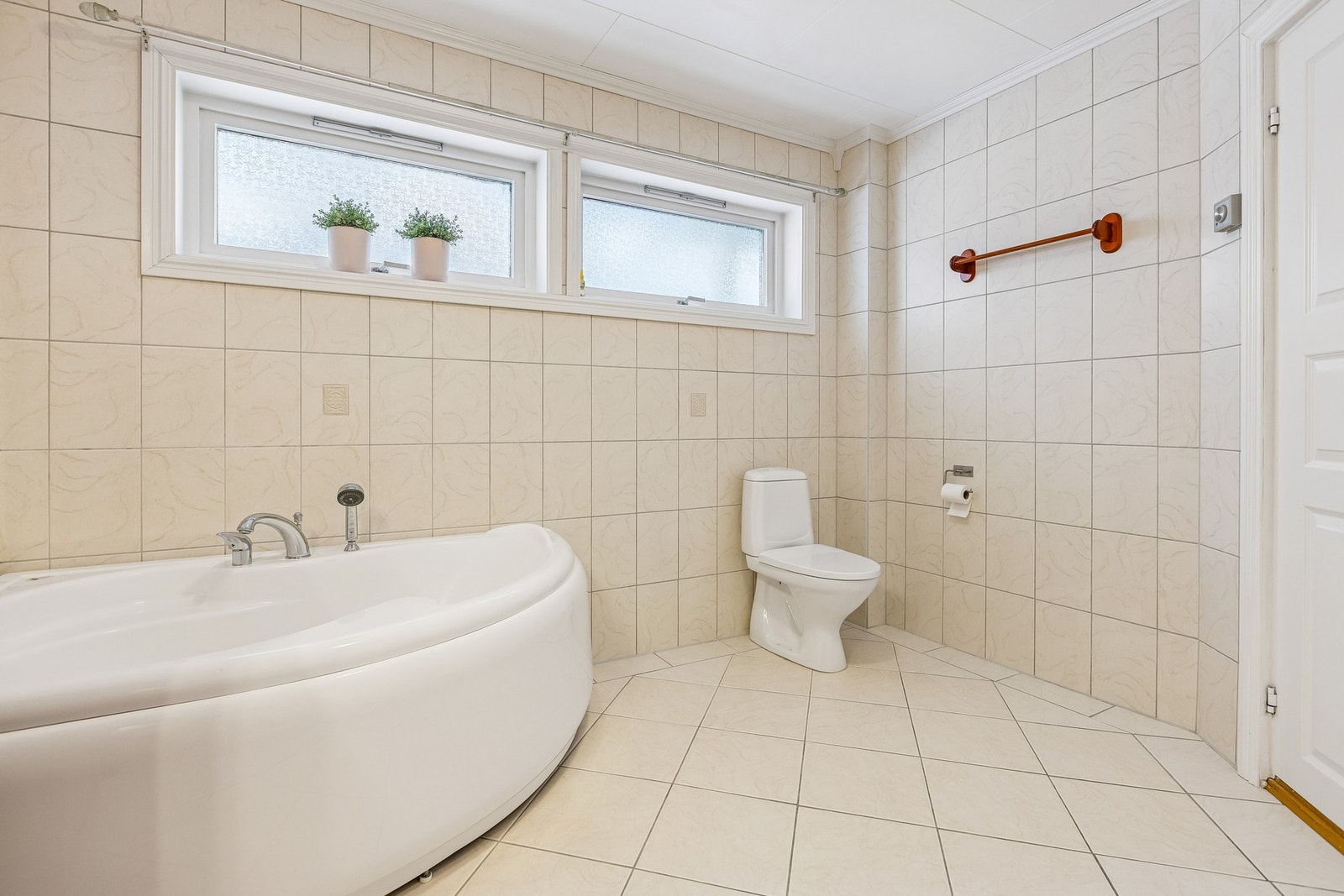 Deilig med både badekar og dusjkabinett i boligen Galleribilde