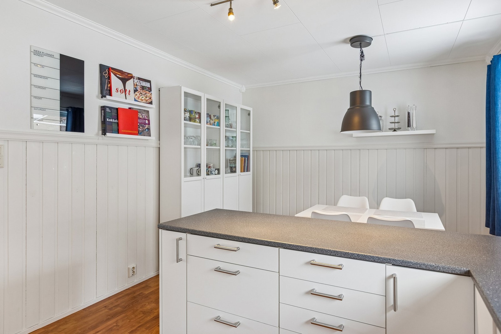 Koselig kjøkkensone med utsikt mot uteområdet Galleribilde