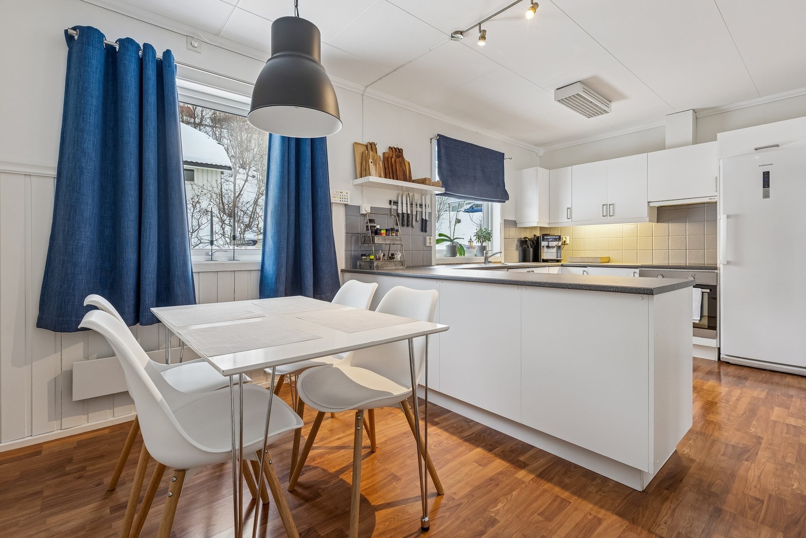 God plass til kjøkkenbord for hverdagsmiddager og samvær Galleribilde