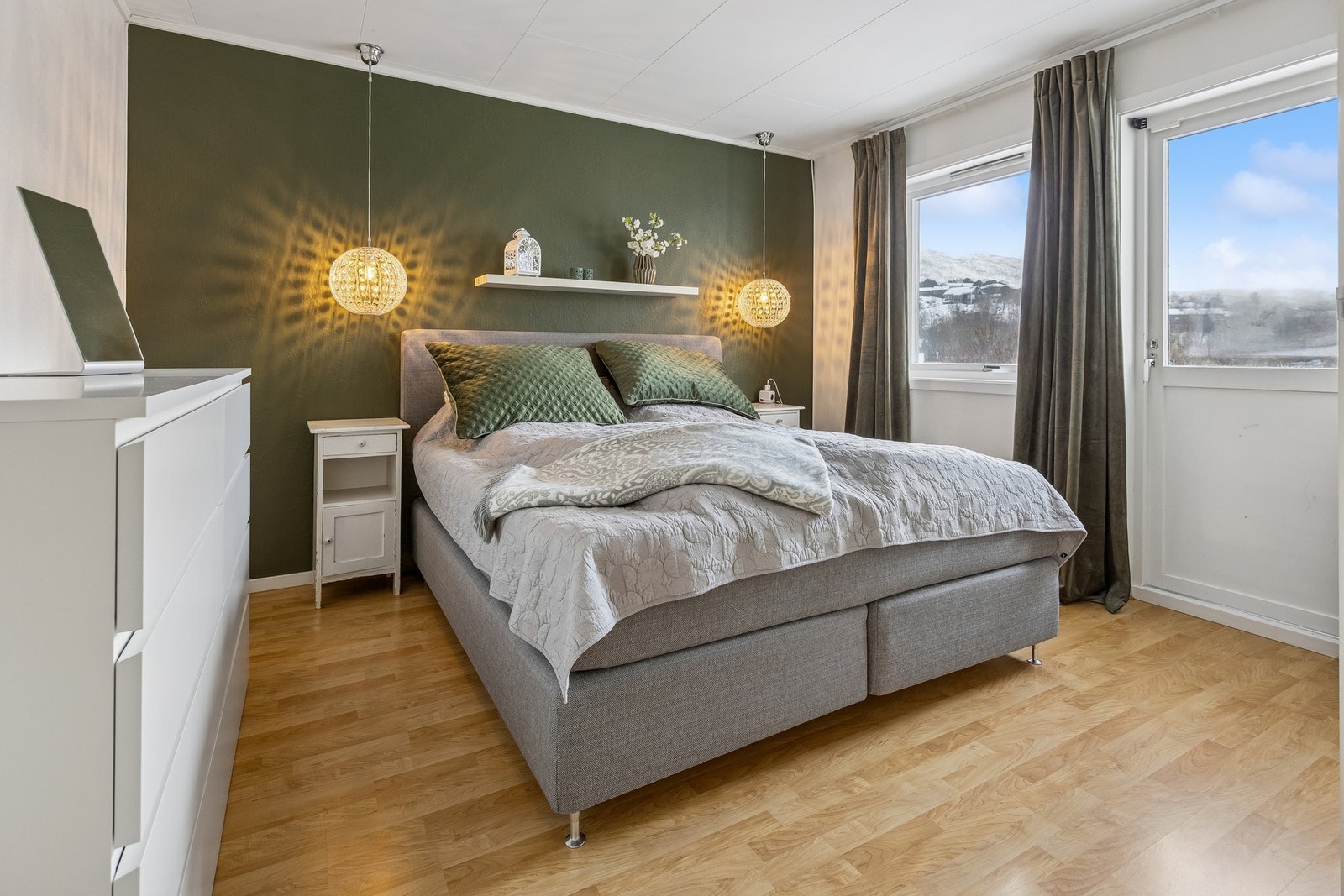 Hovedsoverom i 1. etasje - Soverom nr to i denne etasjen er det ikke bilde av - kan sees på visningen Galleribilde