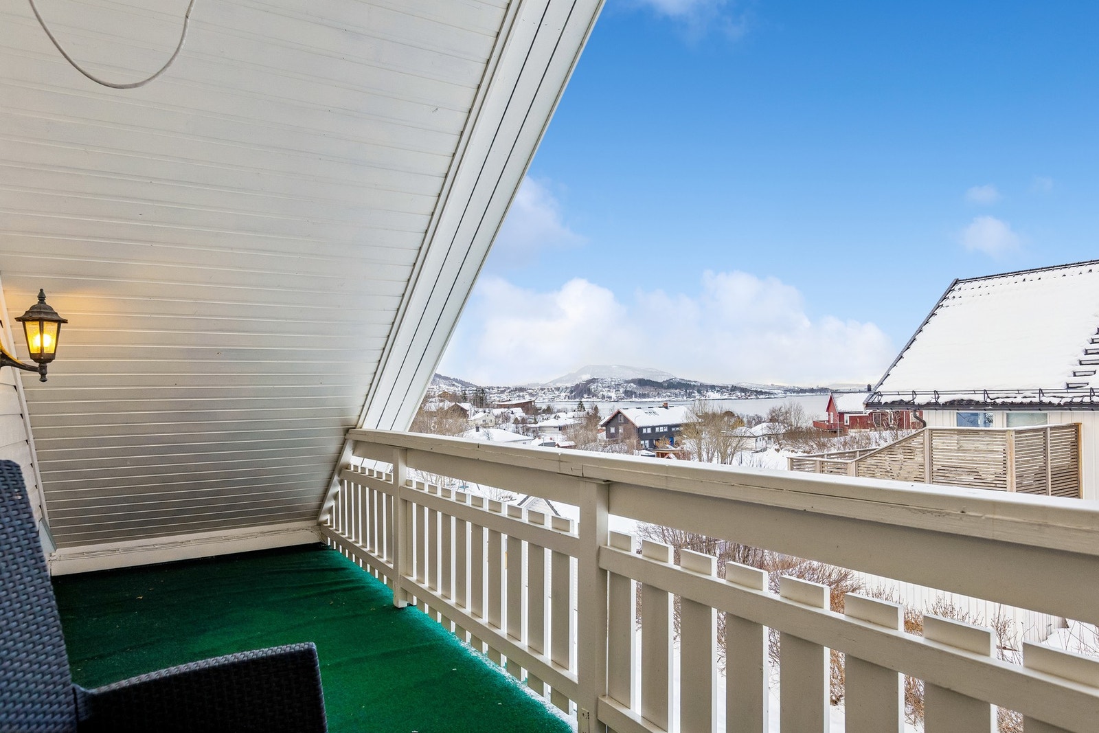 Balkong i loftsetasje med nydelig havutsikt og overbygg Galleribilde