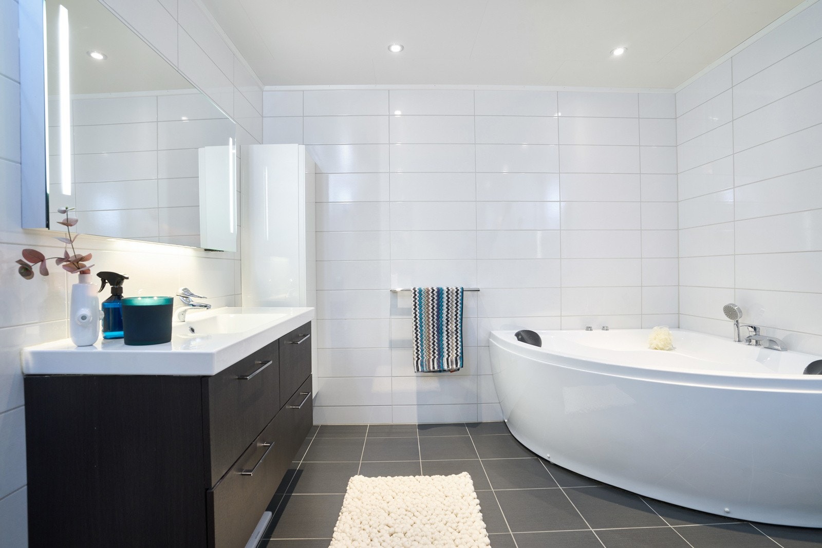 Bad nr 2 har badekar i tillegg til dusjhjørne. Galleribilde