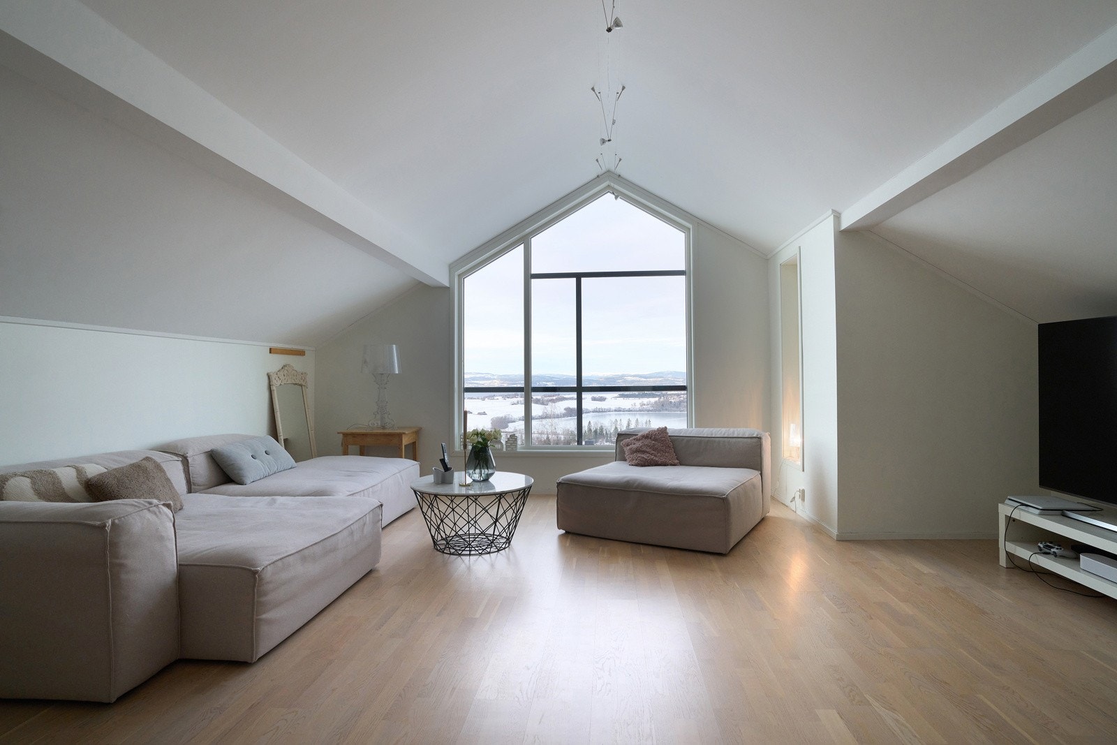 Romslig loftstue med god plass for stor sofa. Galleribilde