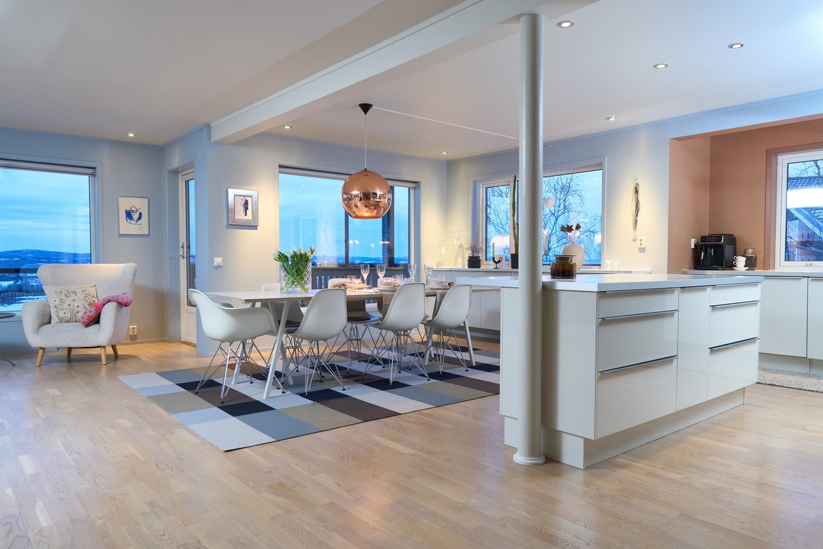 Boligen oppleves som veldig lys og åpen, på grunn av store vindusflater som slipper inn masse lys. Galleribilde