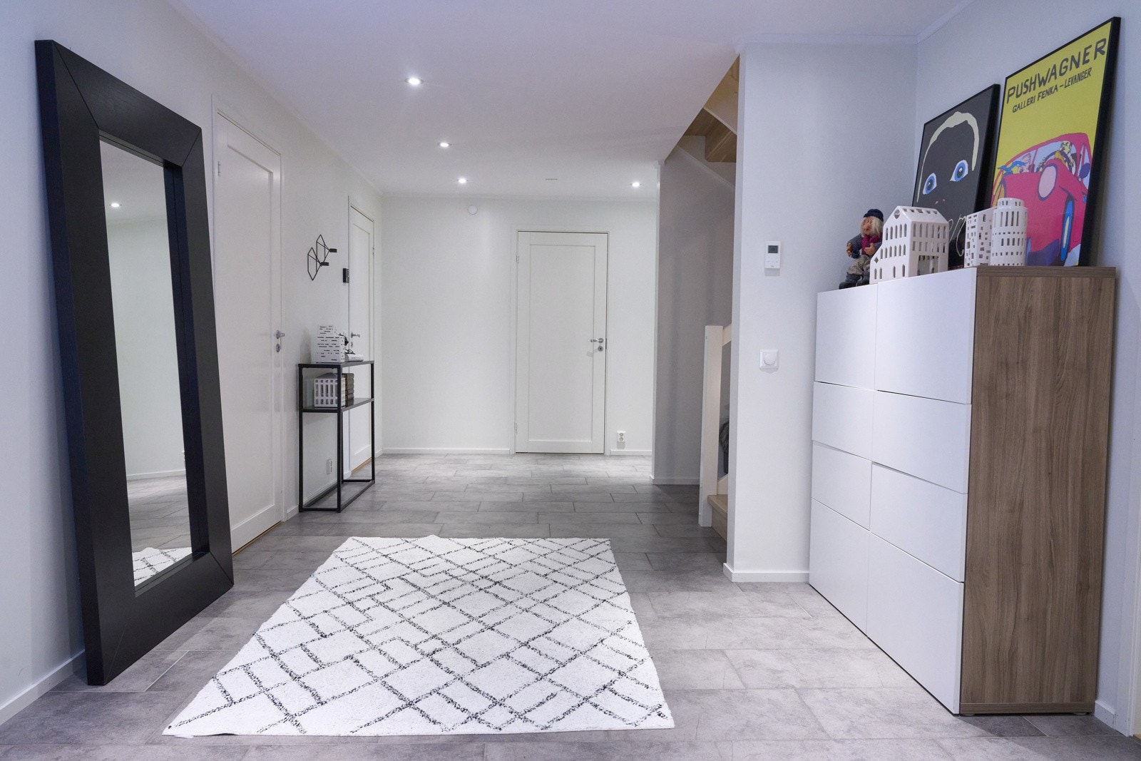 Entrè/hall med god plass for ytterklær. Galleribilde