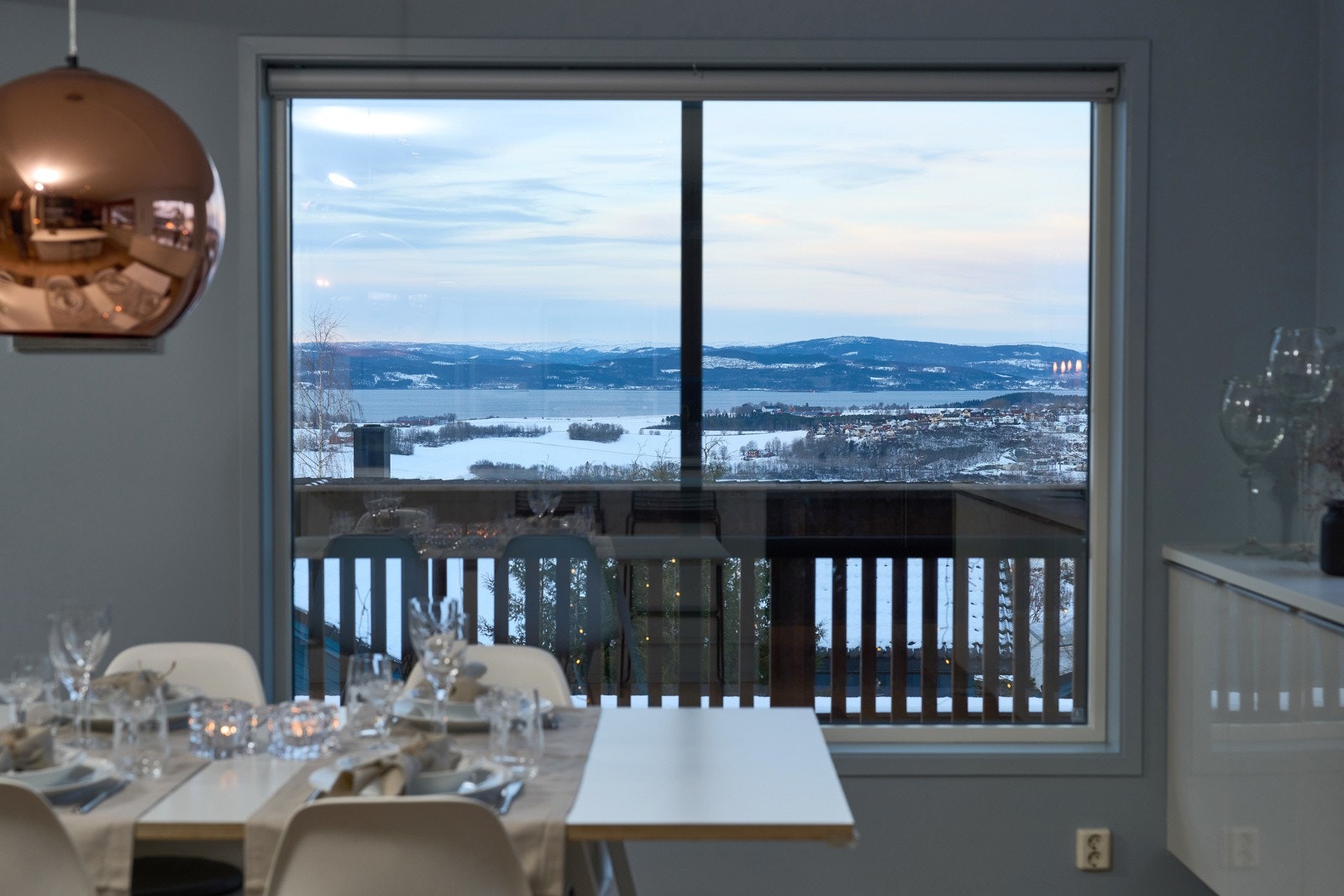 Fra stue og loftstue har man fantastisk utsikt mot Levanger sentrum, fjorden og Nesset mm. Galleribilde