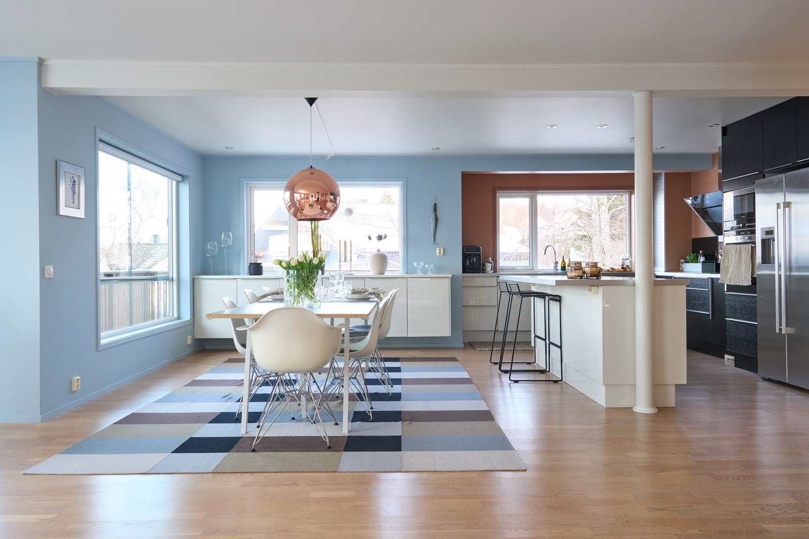 Kjøkken med god plass for spisebord. Galleribilde