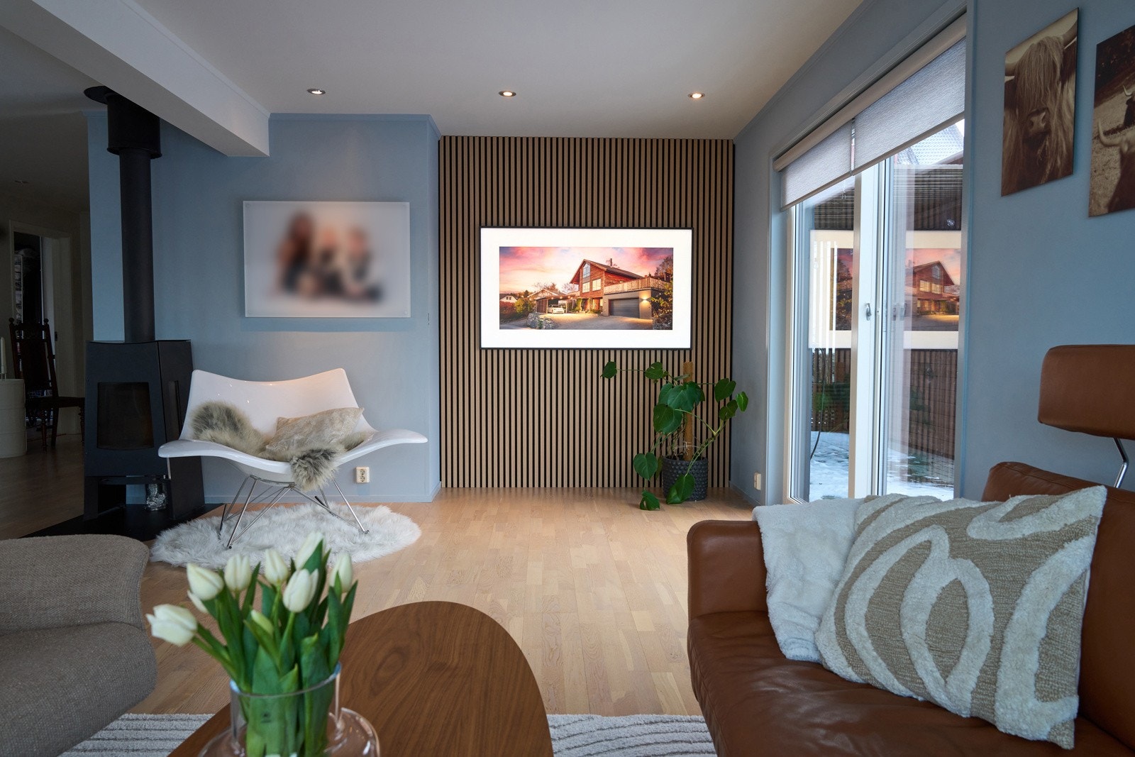 Stue med god plass for flere sittegrupper. Galleribilde