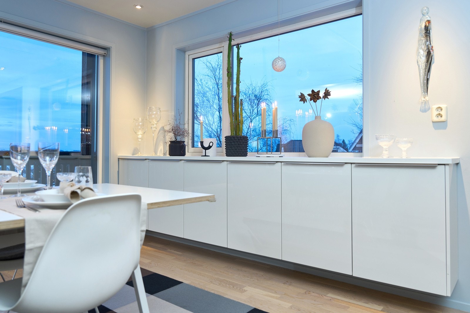 Gode vindusflater som slipper inn masse lys. Galleribilde