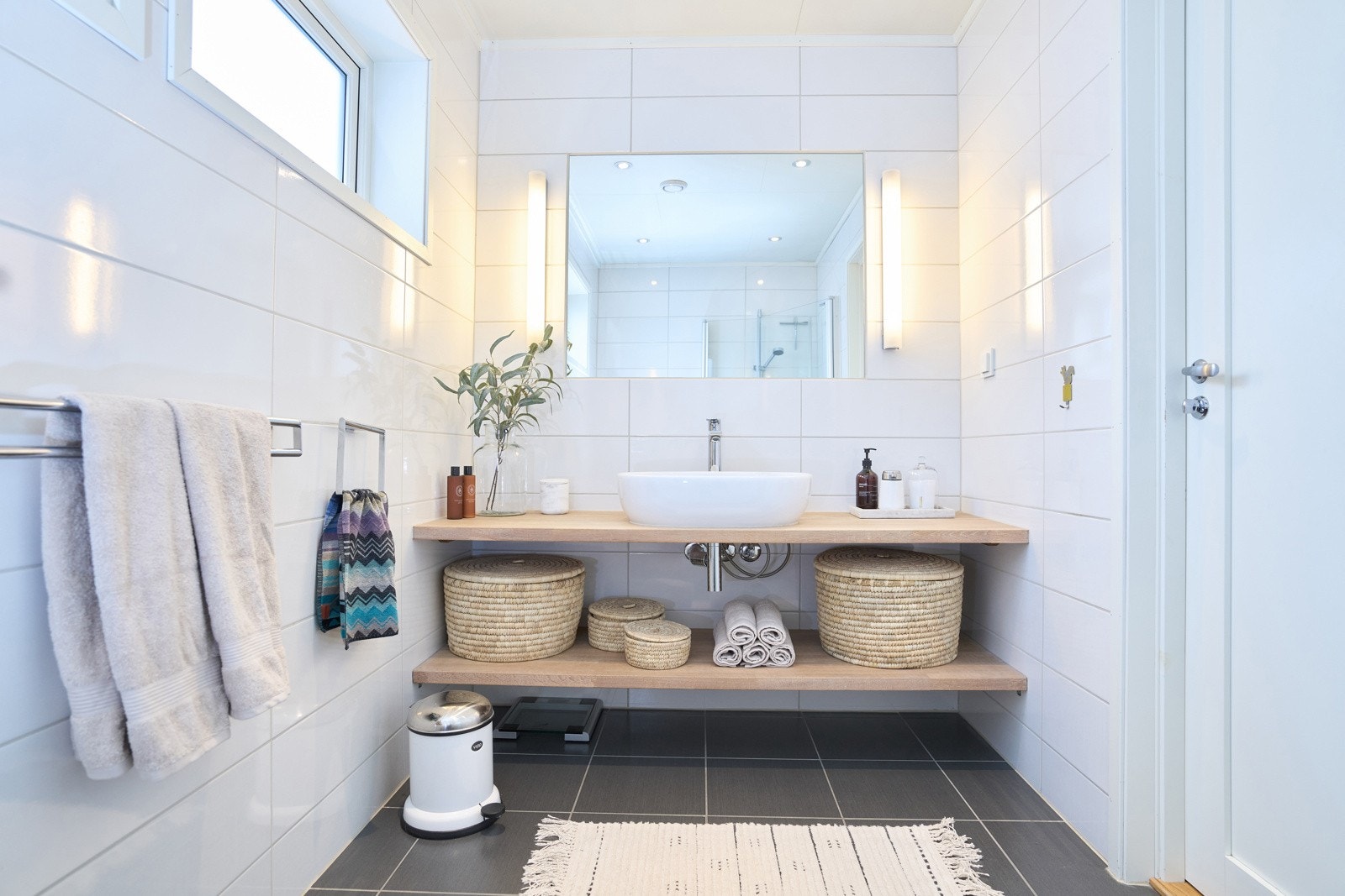 Boligen har 2 flislagte bad, begge av god størrelse. Galleribilde