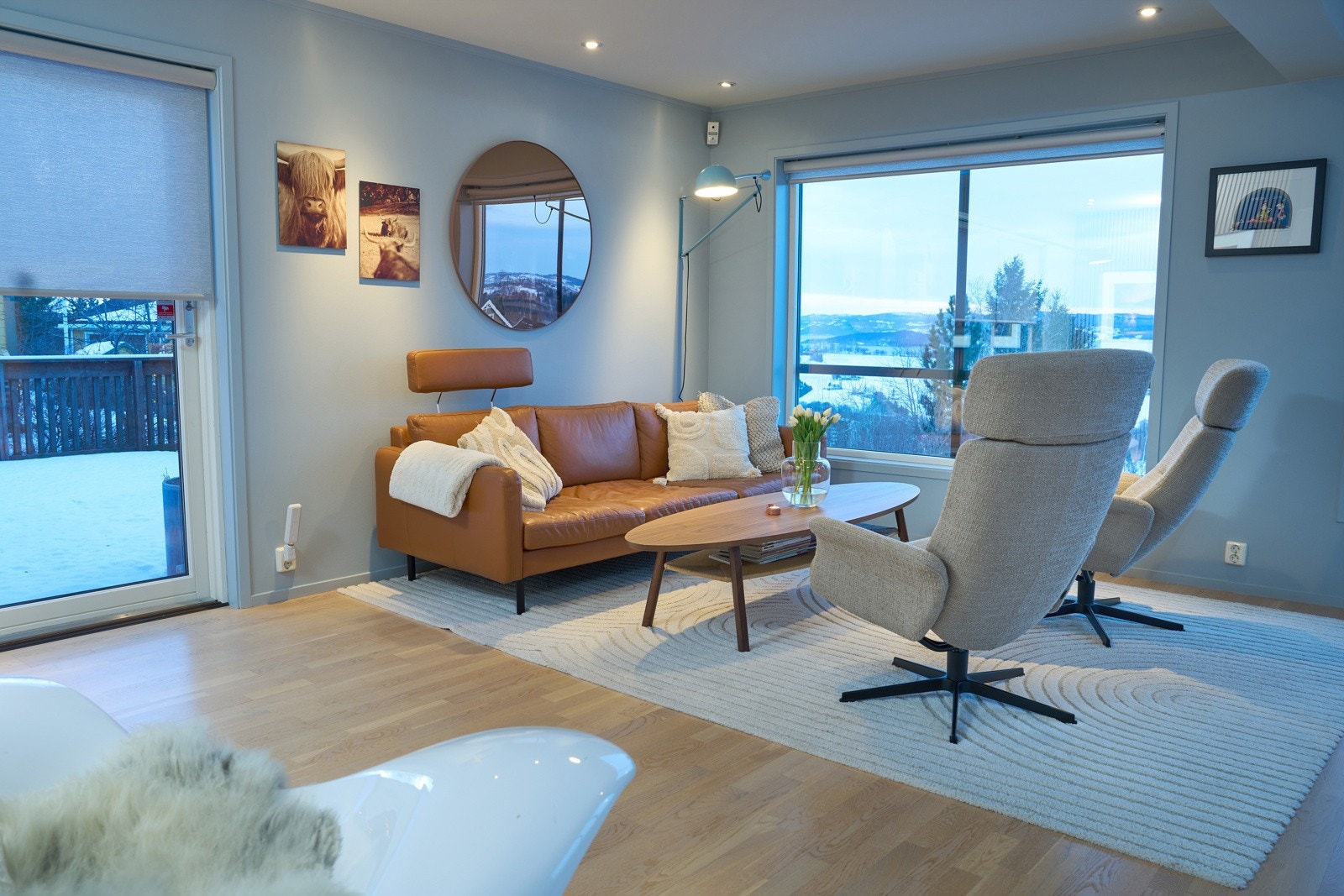 Stue i åpen løsning med kjøkken på hele 64m². Galleribilde