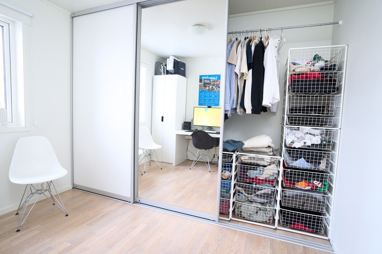 Garderobe på kontor/soverom. Galleribilde