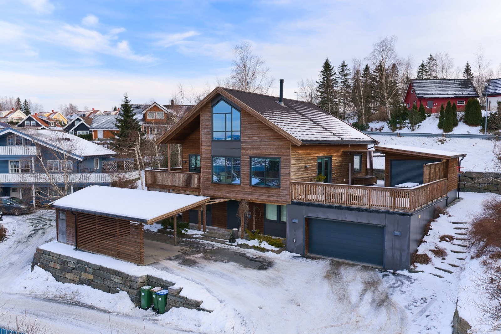 Boligen har stor dobbelgarasje på 66m², i tillegg til carport med tilhørende sportsbod. Galleribilde