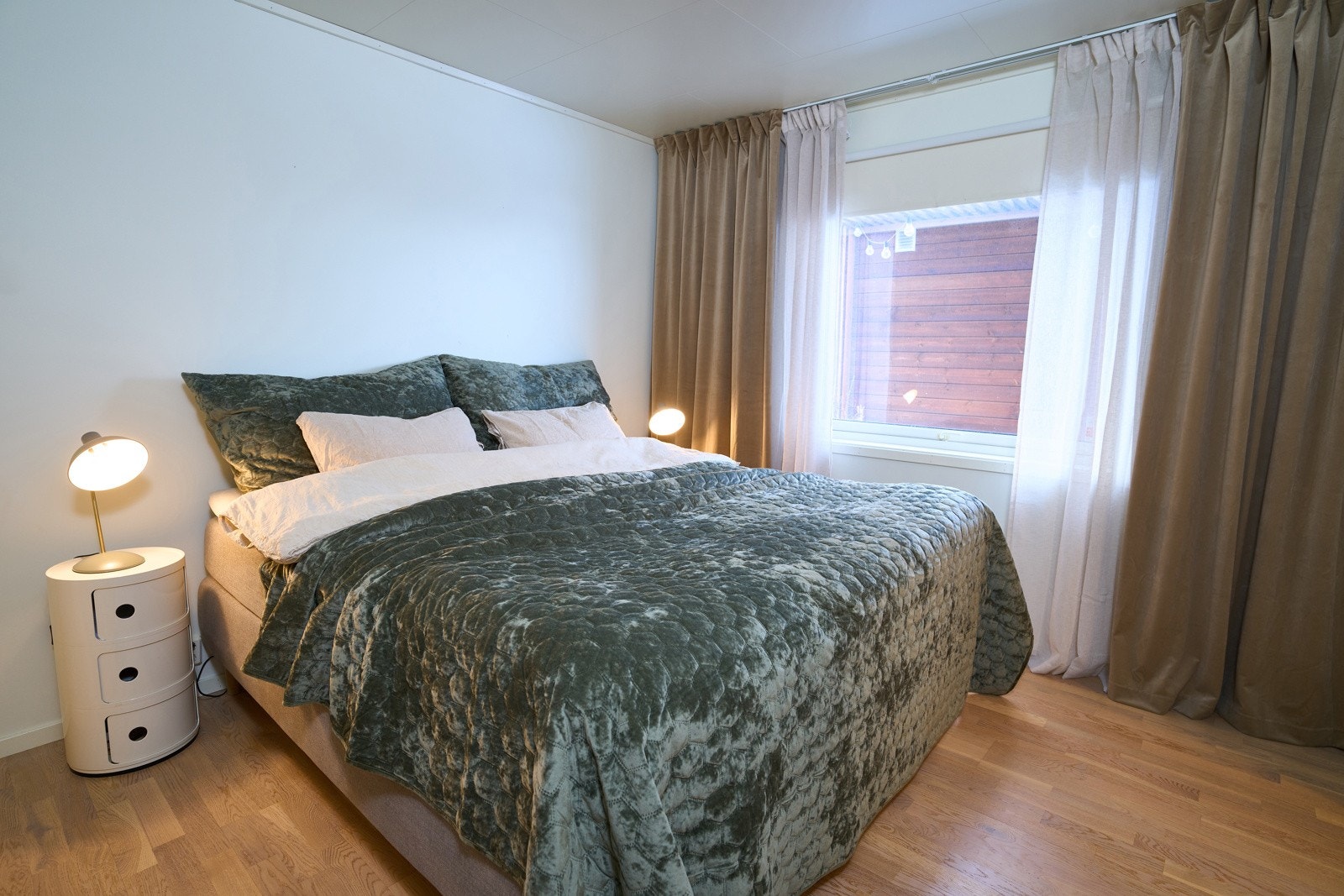 Hovedsoverom, som har tilknytning til walk-in-closet. Galleribilde