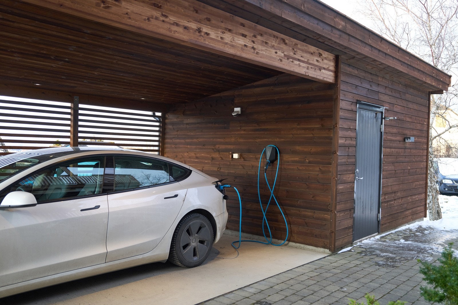 Carport med tilhørende sportsbod i bakkant. Det er opplegg for to stk. elbilladere. Galleribilde