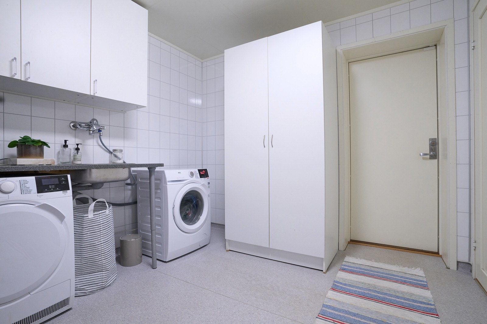 Romslig vaskerom med inngang til teknisk rom/bod. Galleribilde