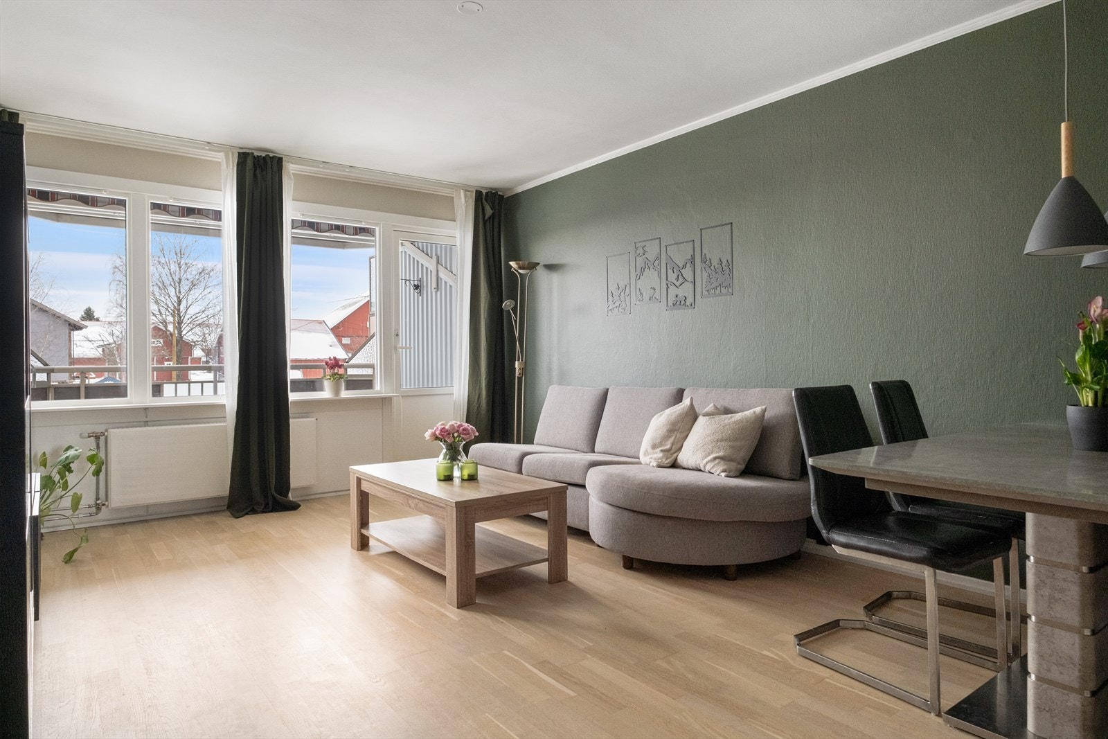 Stuen er oppgradert med nymalte flater og slipt gulv. Det er radiatorer som varmer opp rommet fra borettslagets sentralfyr. Galleribilde