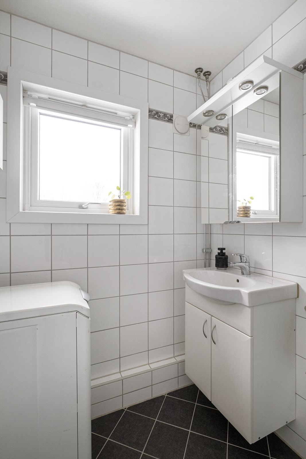 Det er varme i gulvet og opplegg for vaskemaskin. Galleribilde