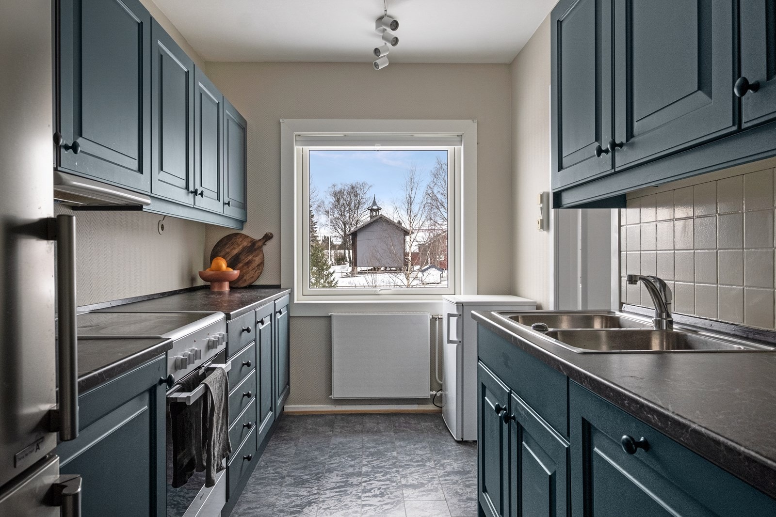 Kjøkkenet er oppgradert med nylig malte overflater. Galleribilde