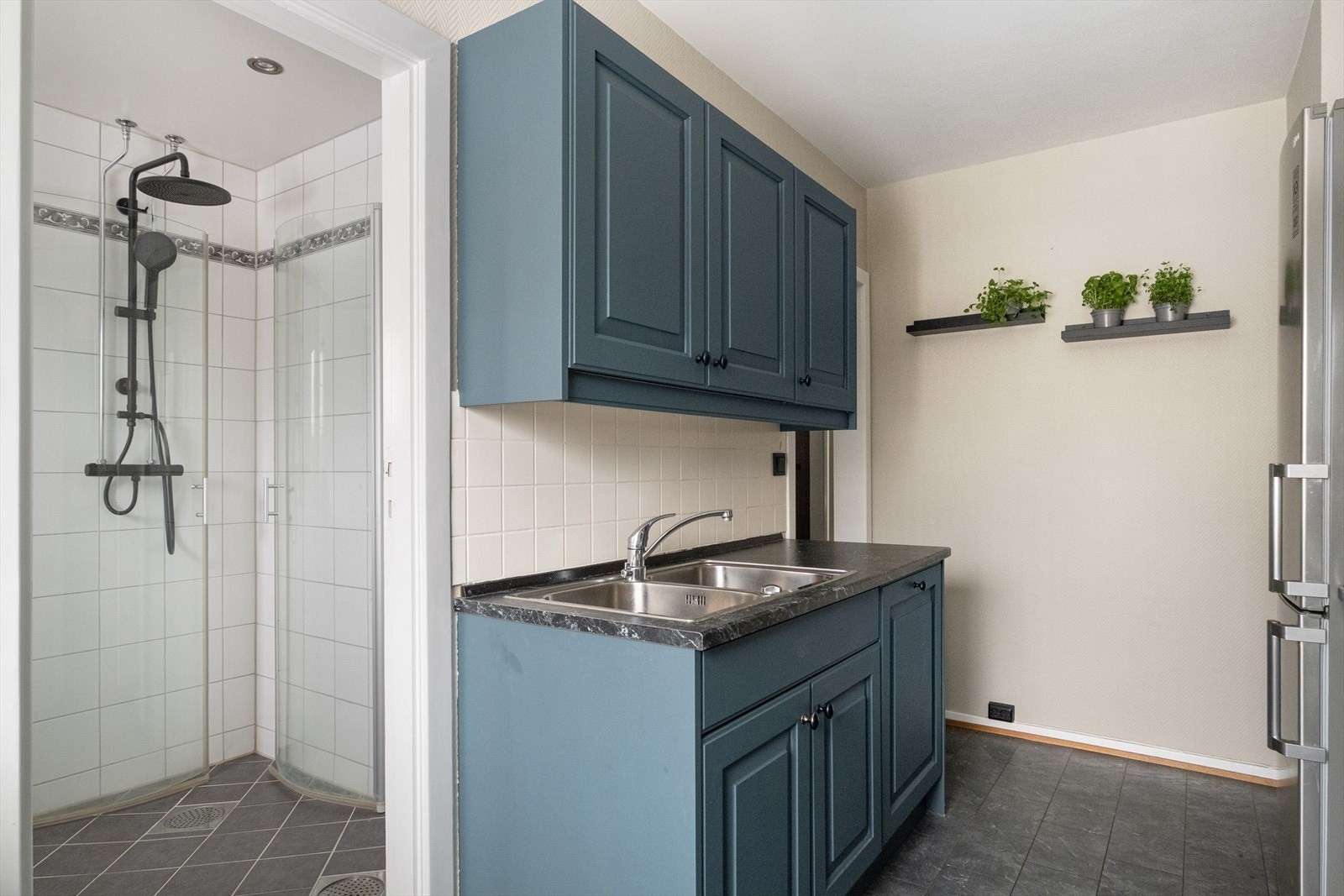 Fra kjøkkenet kommer du inn til badet. Galleribilde