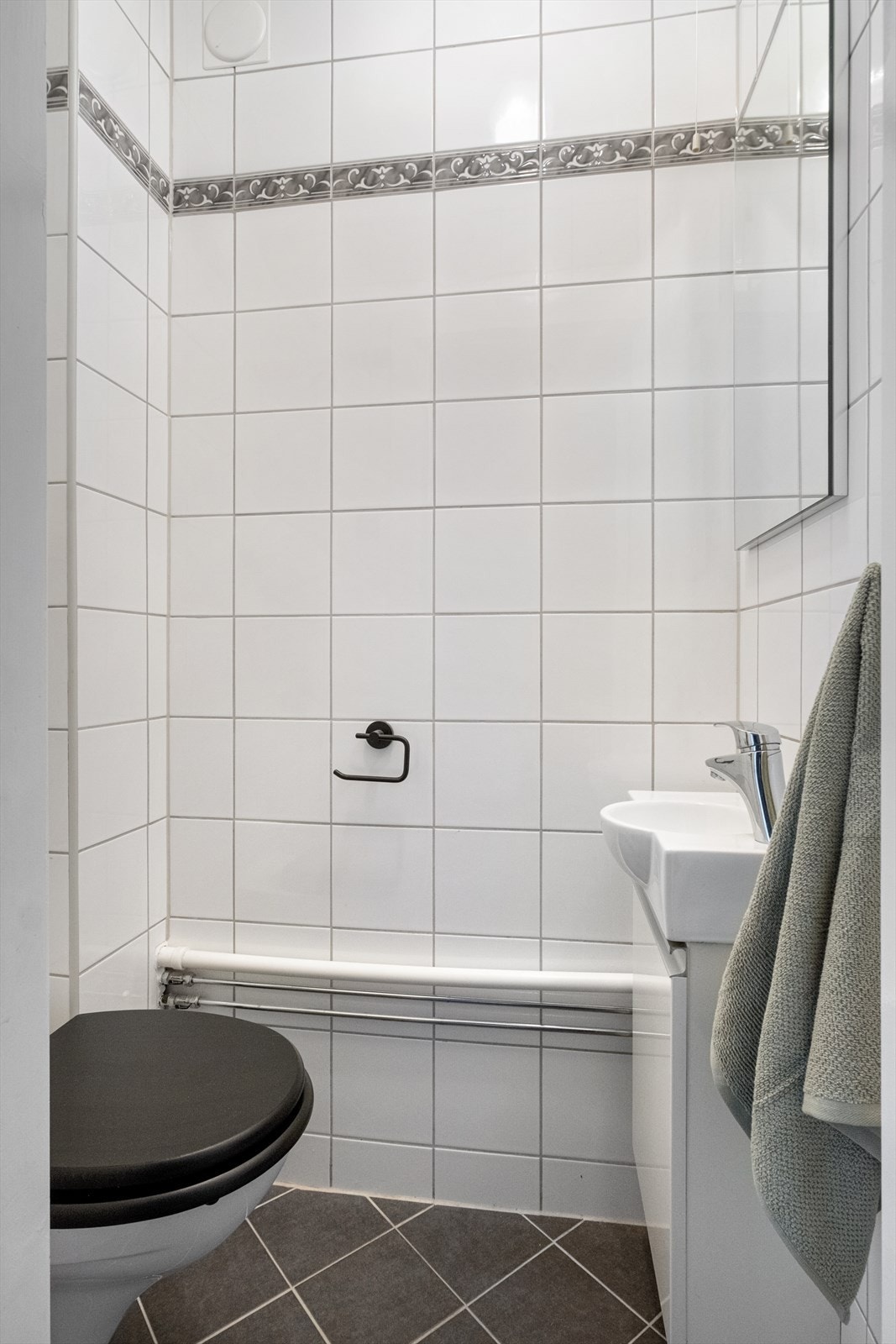 Separat WC i samme stil som badet. Galleribilde