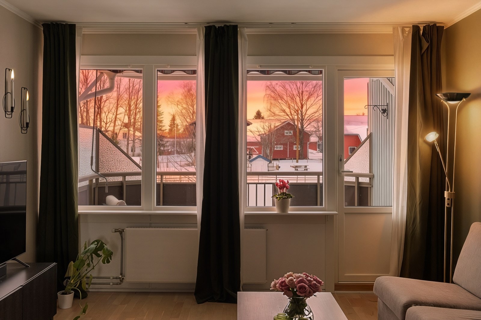 Fra stue er det adkomst til en balkong på ca. 7 m². Det er montert markise over balkongen. Galleribilde