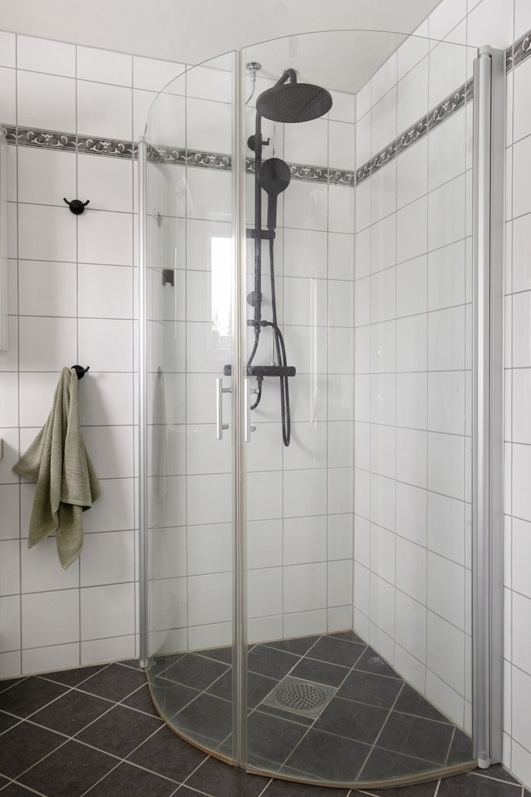 Blandebatteri i dusjen ble oppgradert av eier i 2024. Galleribilde