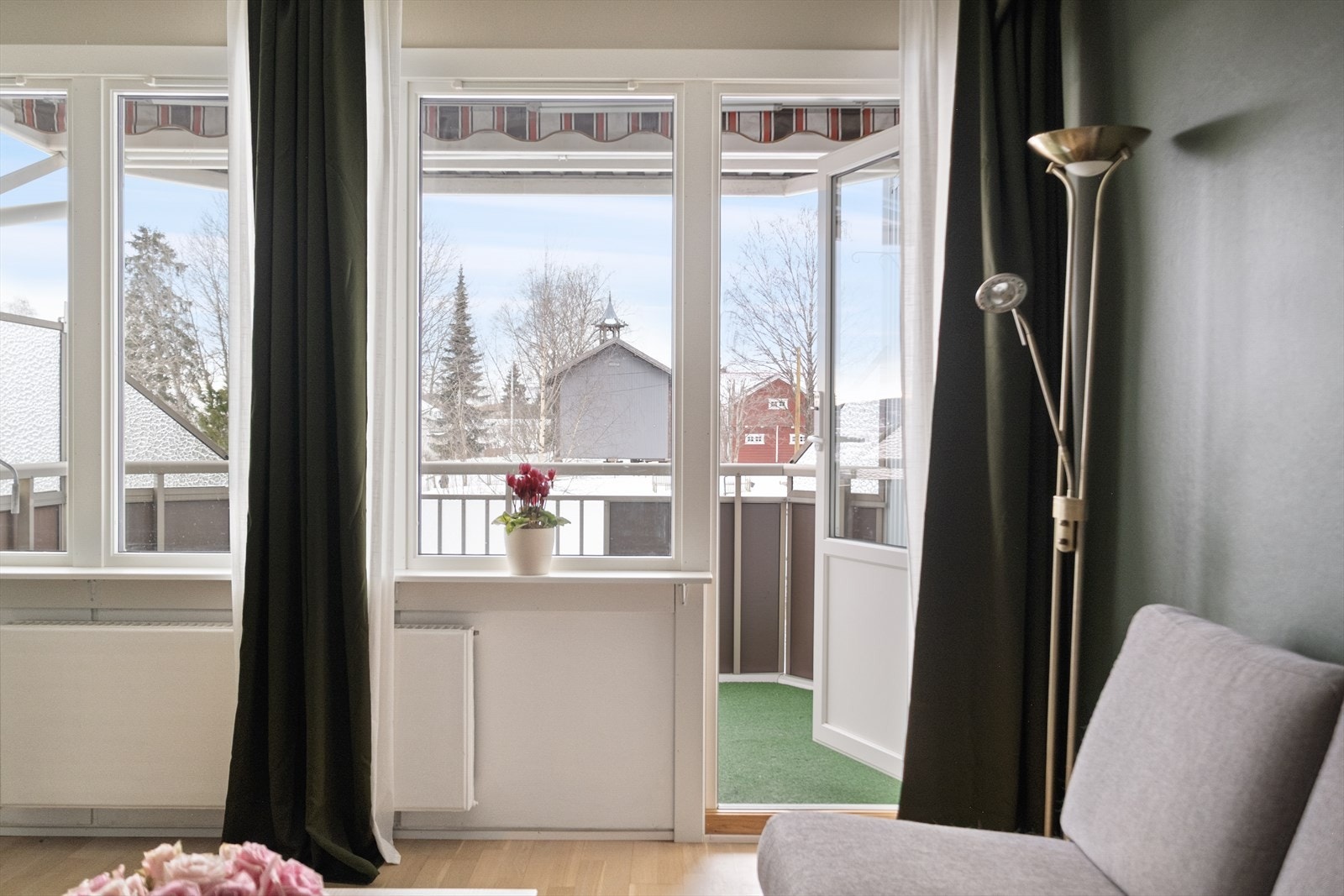 Du har utsyn mot Nordtvet Gård fra stue og kjøkken. Galleribilde