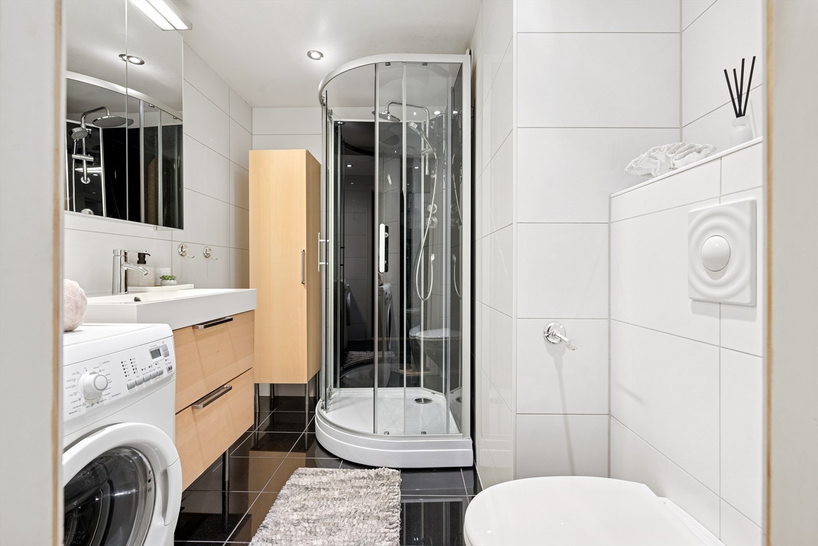 Badet er fra 2014 og har flislagte overflater på både vegger og gulv med gulvvarme. Galleribilde