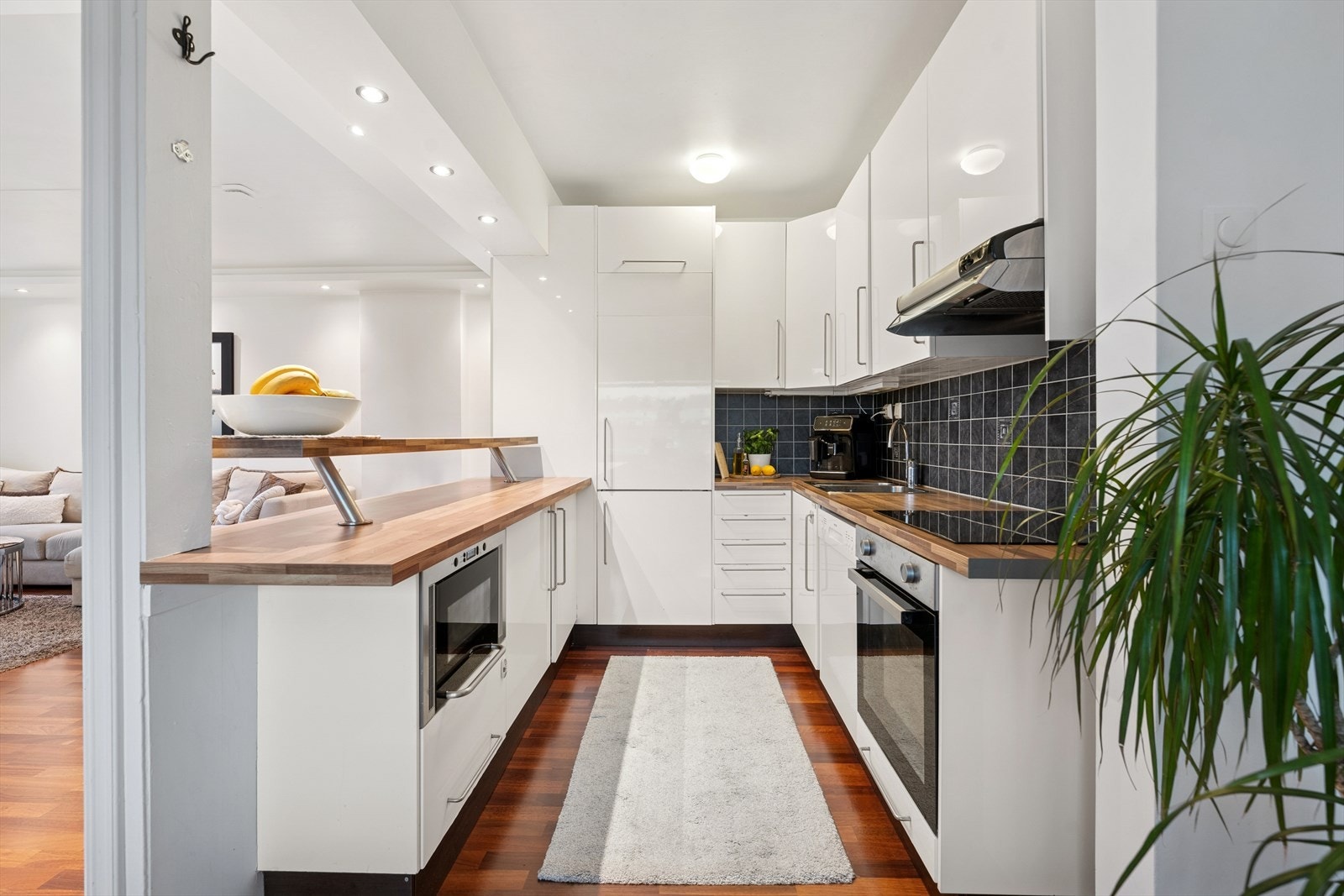 Det er integrerte hvitevarer som kjøl/fryseskap, oppvaskmaskin, platetopp, micro og stekeovn, og har en kjøkkenventilator med avtrekk ut. Galleribilde