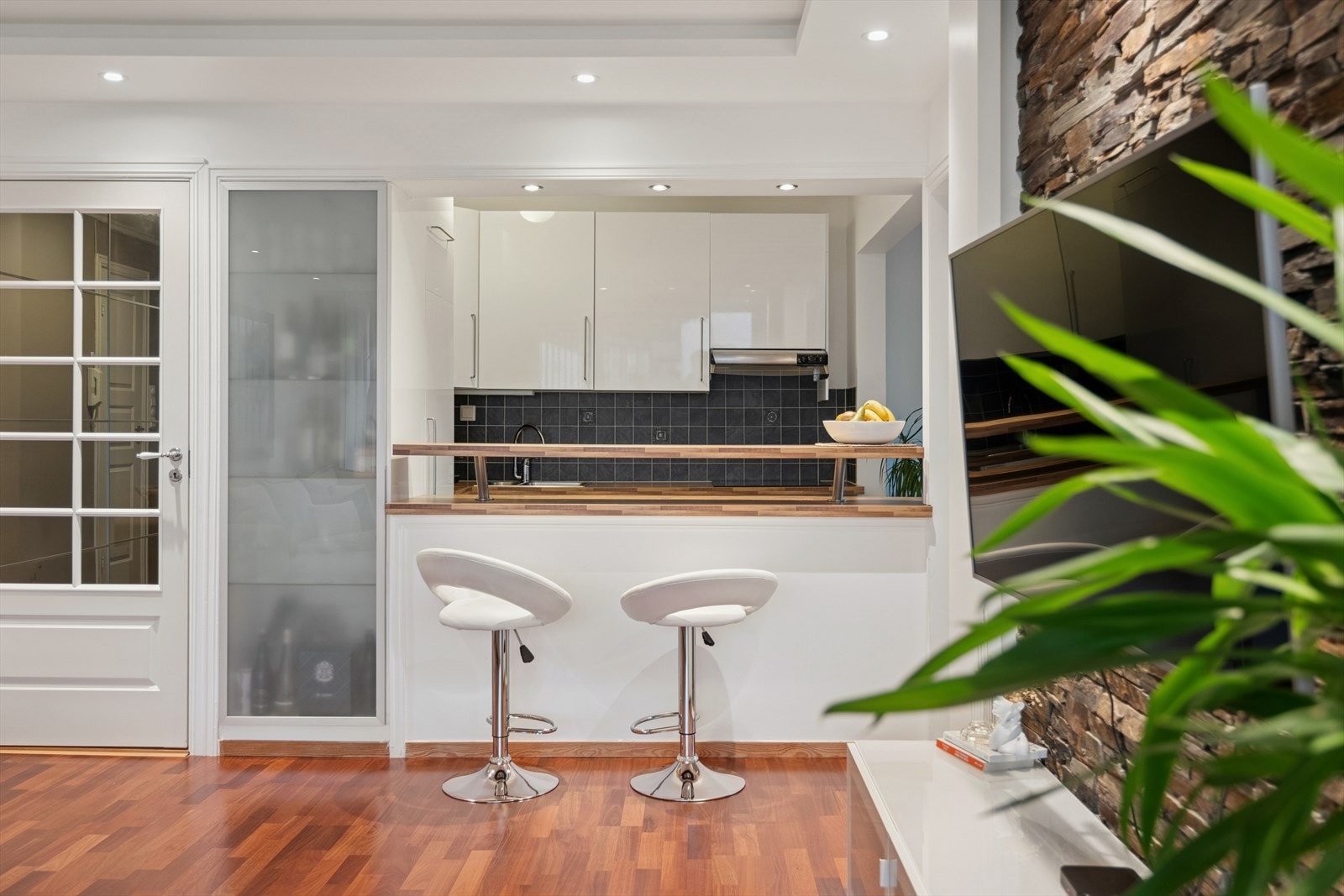 Delvis åpen løsning mellom kjøkken og stue skaper en romslig følelse. Galleribilde