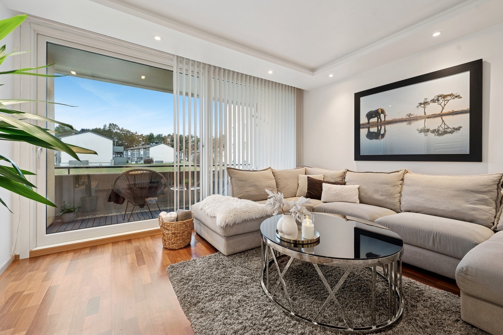 Innbydende stue med plass til sofa og annet ønsket innventar. Galleribilde