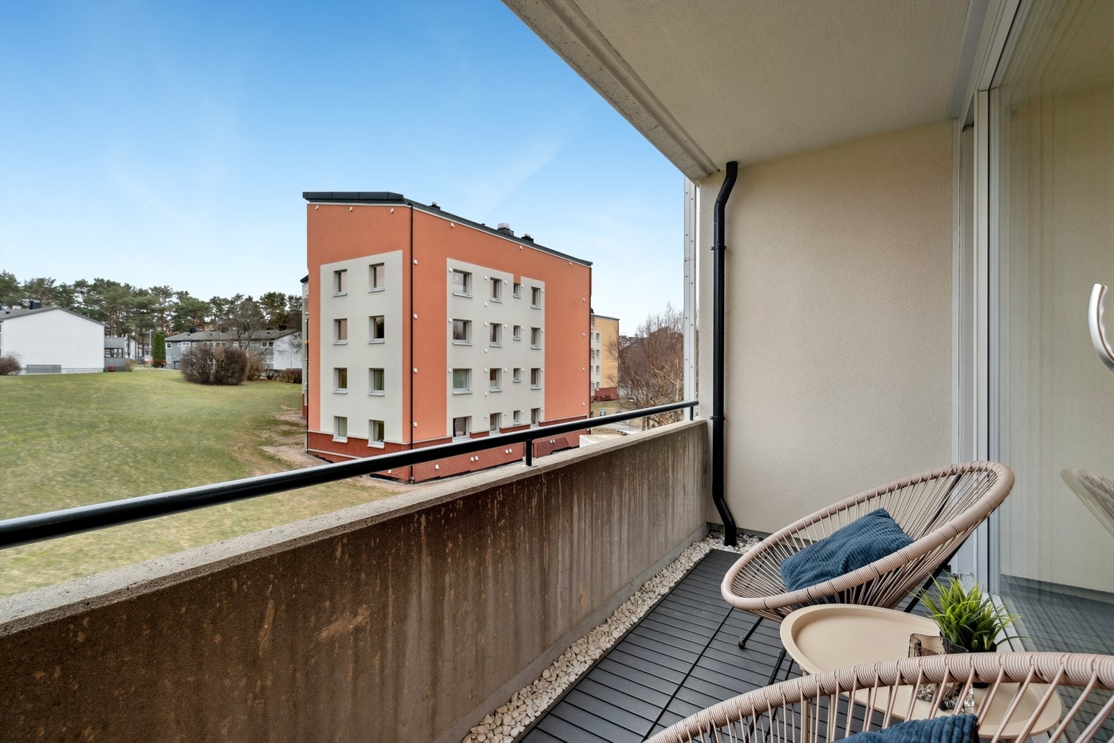 Balkong på ca. 5 kvm med utsyn over nærområdet. Galleribilde