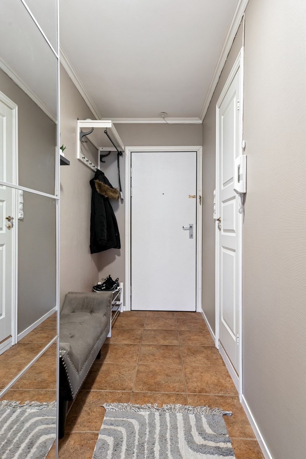 Entré/gang med plass til sko og yttertøy. Galleribilde