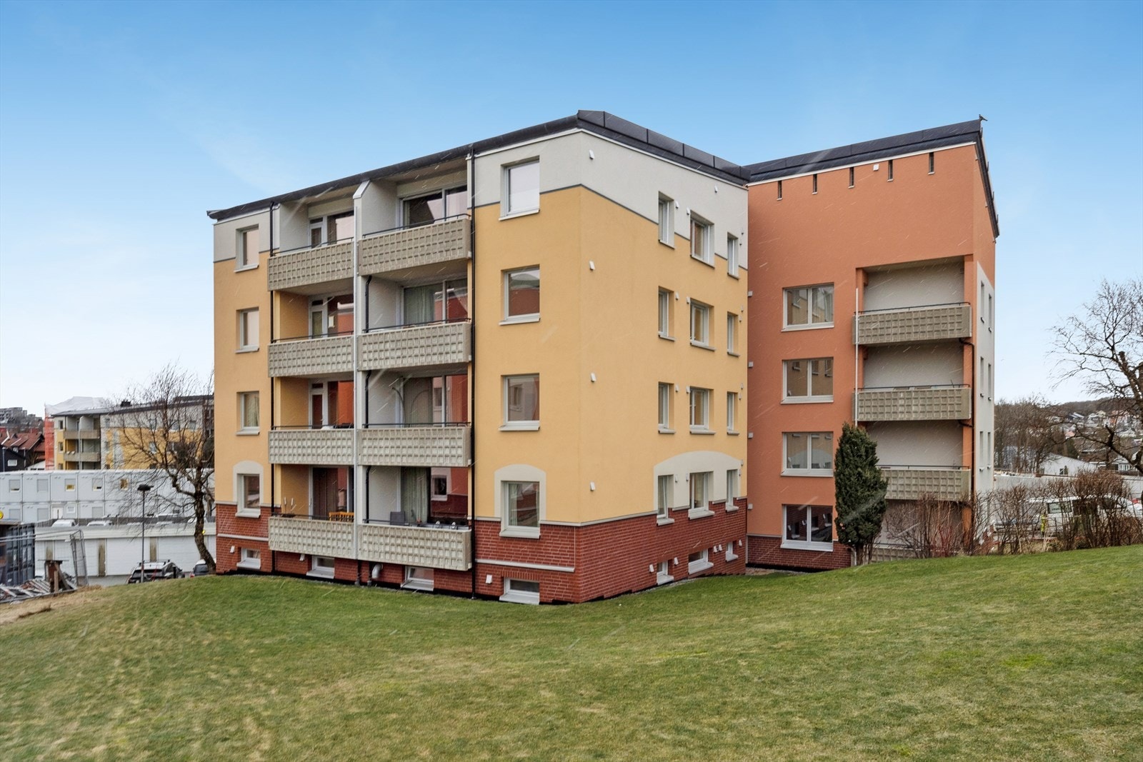 Bygningen har malte trevinduer med 3-lags glass fra 2016, og balkonger med betonggulv og rekkverk. Galleribilde