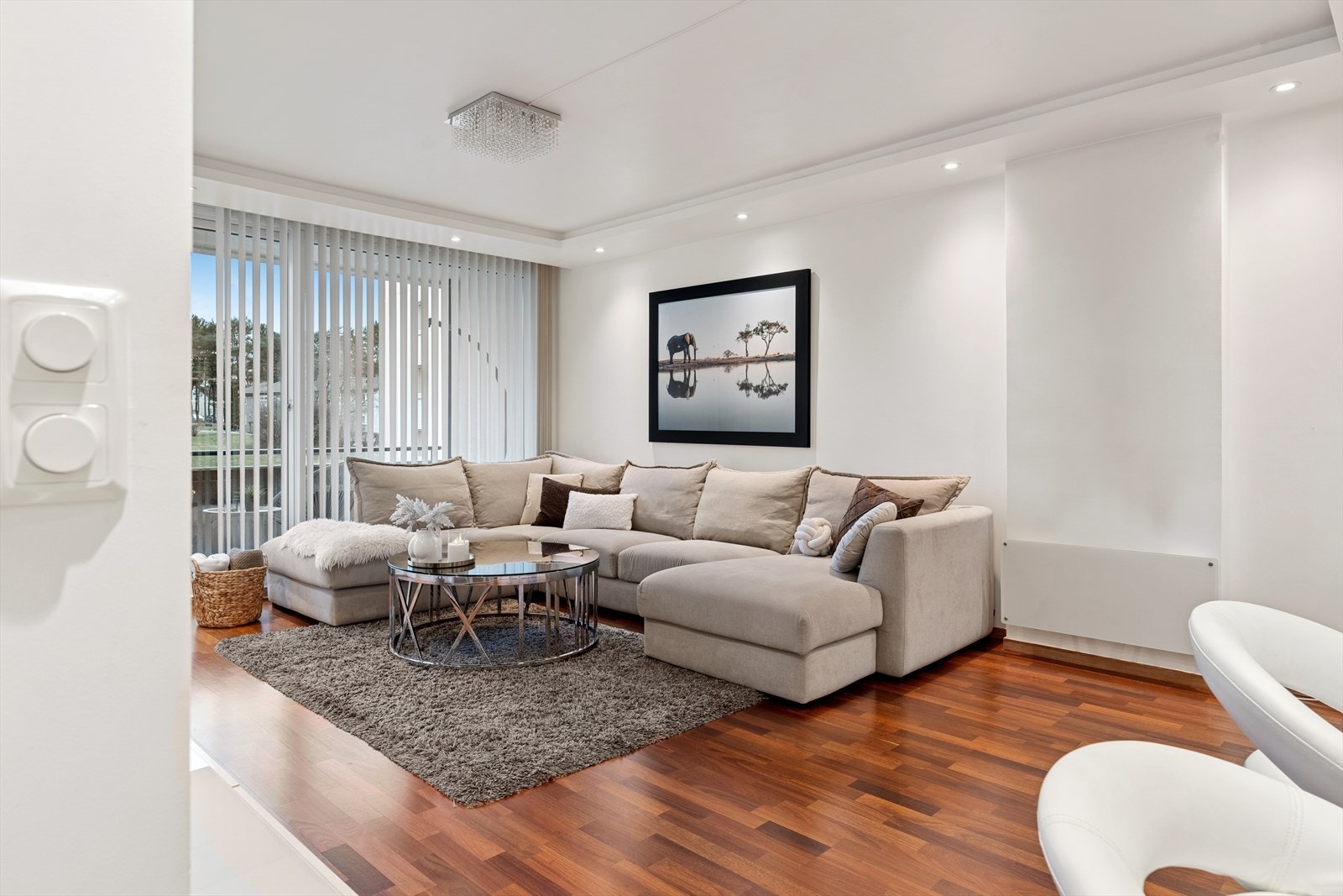 Fra stuen er det utsikt mot grøntområde, som gir en rolig atmosfære. Galleribilde