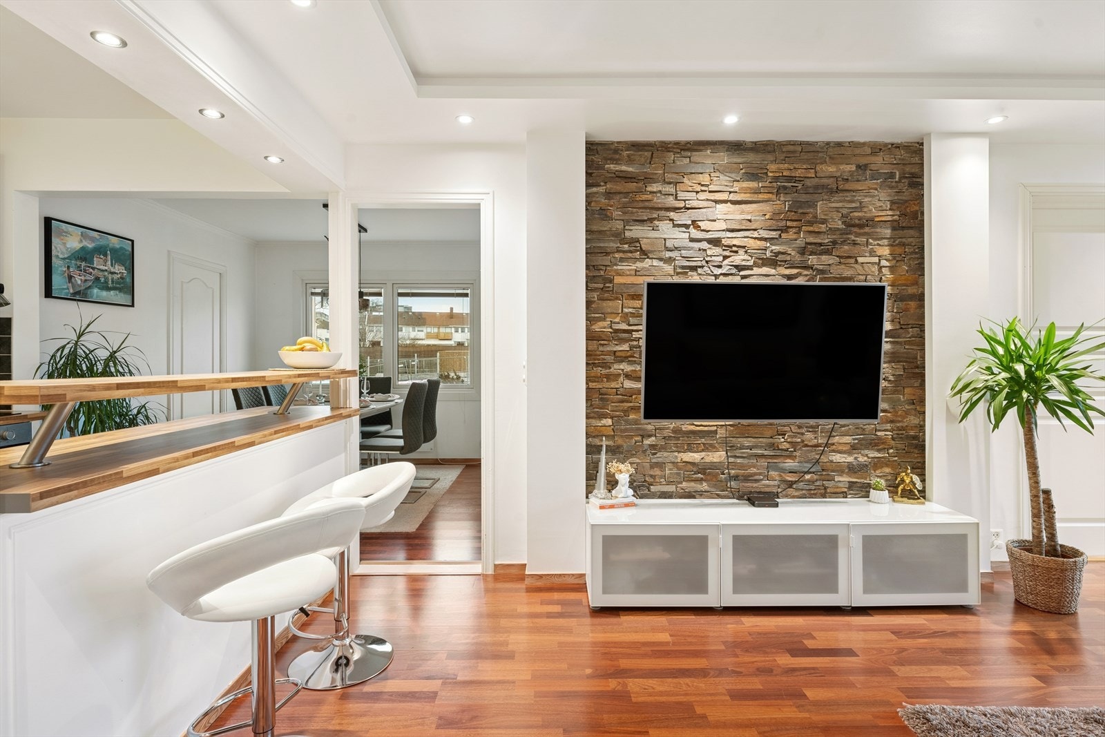 Tv-veggen gir et rustikt preg til rommet. Galleribilde