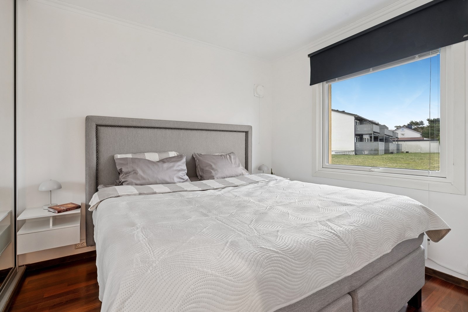 Hovedsoverommet er av god størrelse og har plass til seng og en praktisk skyvedørsgarderobe. Galleribilde