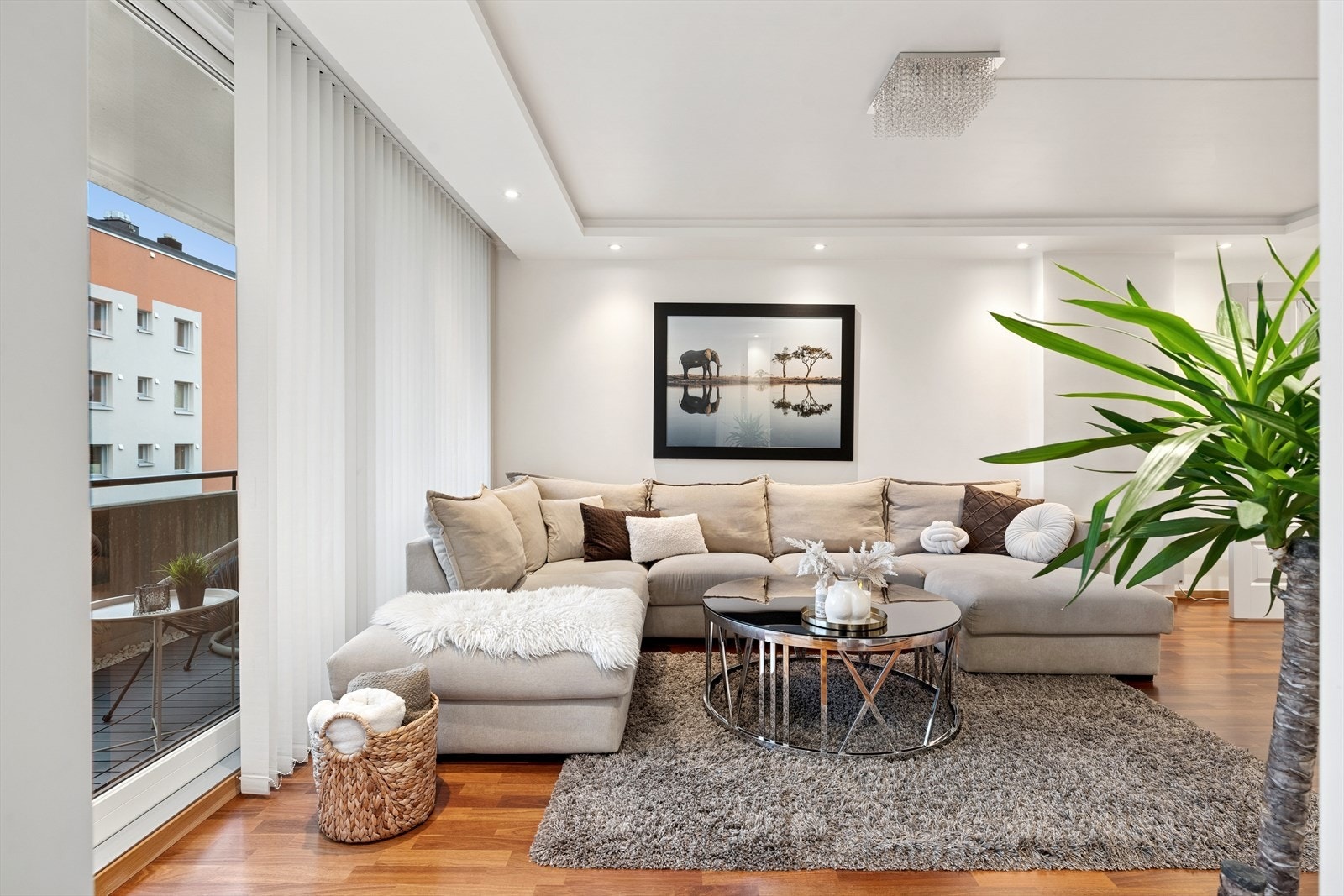 Det er parkett på gulv, slettmalte vegger og utstrakt bruk av downlights. Galleribilde