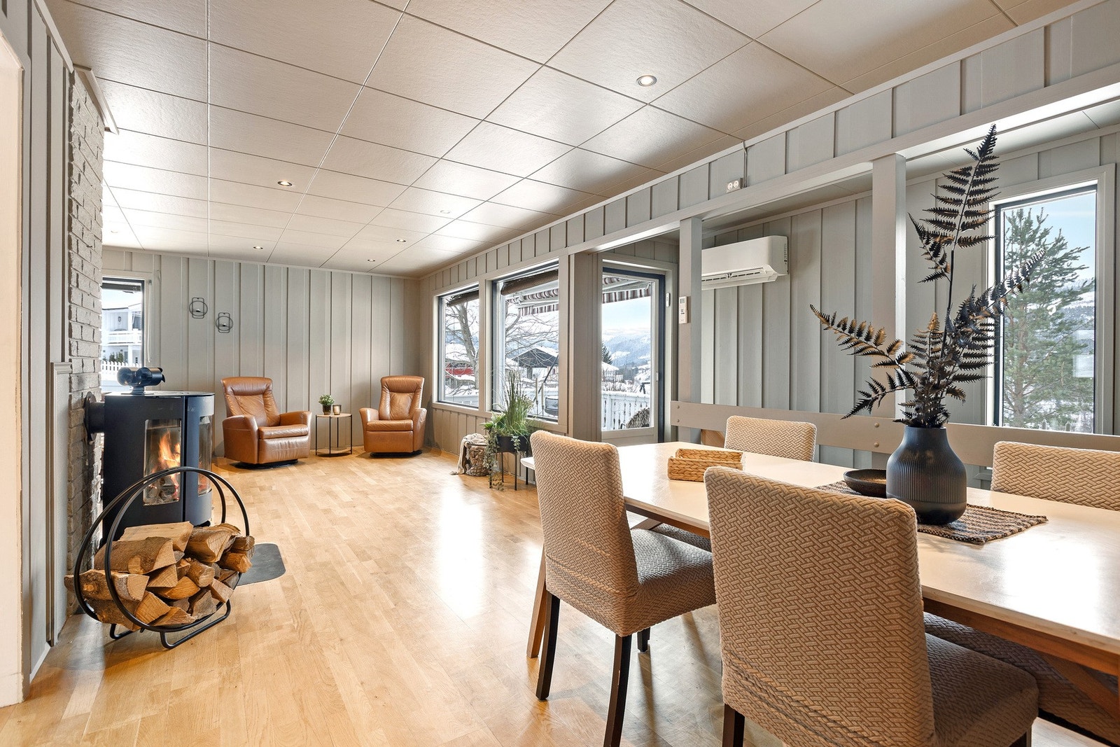 Stuen går naturlig over i en romslig og hyggelig spisestue, som ligger i tilknytning til kjøkkenet. Galleribilde